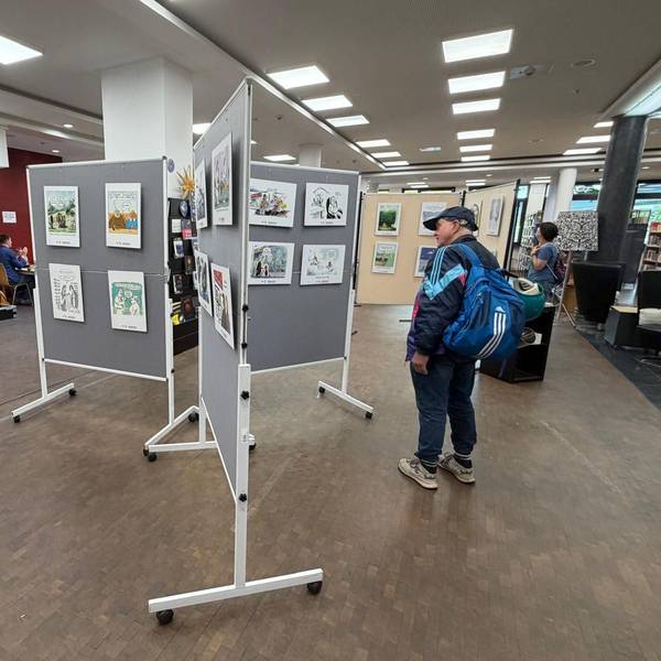 Noch bis zum 25. September ist in der Stadtbibliothek die Karikaturenausstellung „Glänzende Aussichten“ zu sehen.