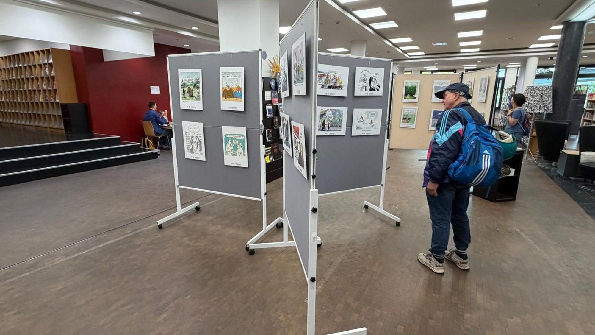 Noch bis zum 25. September ist in der Stadtbibliothek die Karikaturenausstellung „Glänzende Aussichten“ zu sehen.