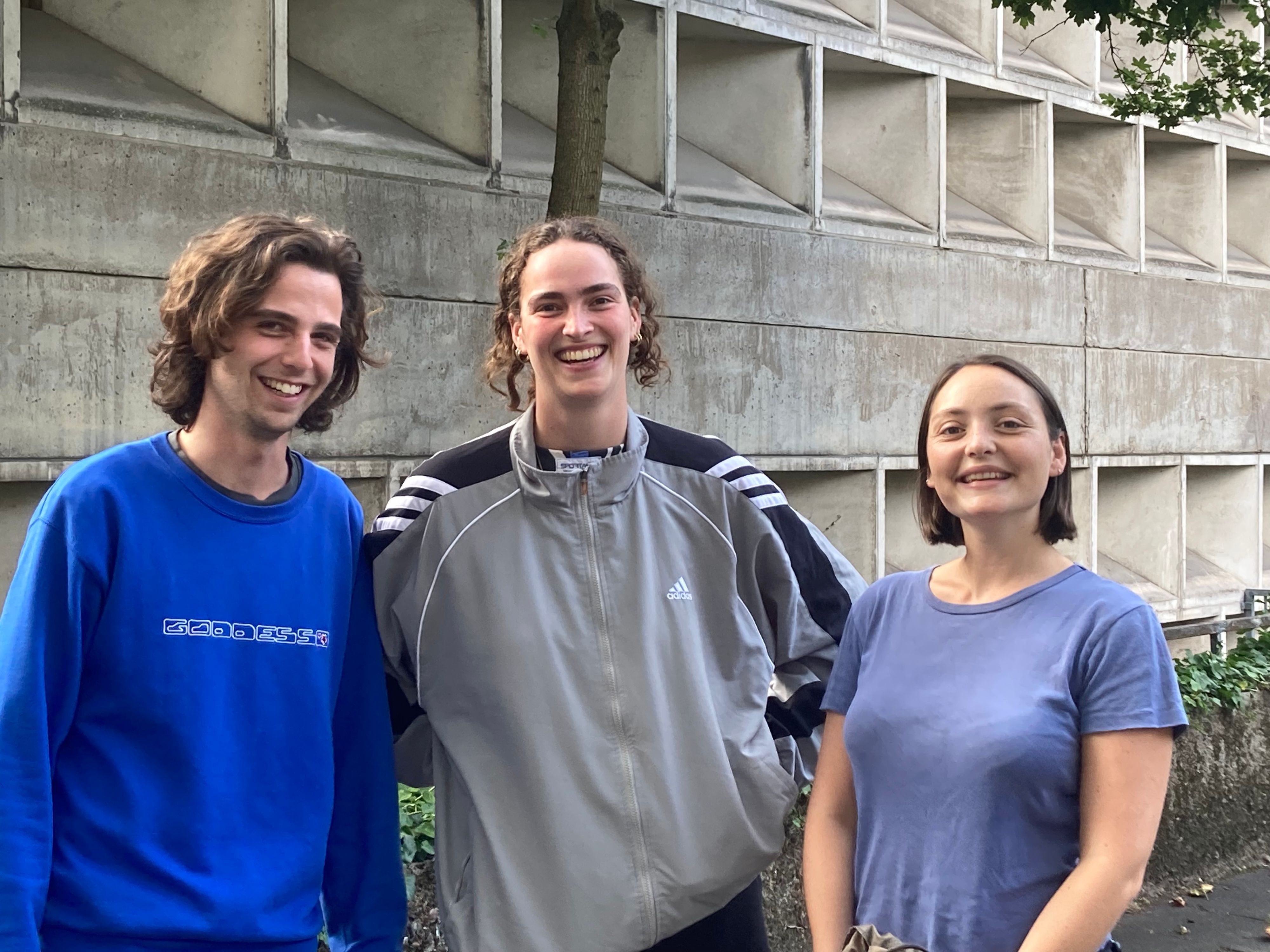 Die Medizinstudierenden David Tasci, Sarah Potrafki, und Jurastudentin Lily Kühne stehen vor der Universitäts- und Stadtbibliothek Köln an der Kerpener Straße.