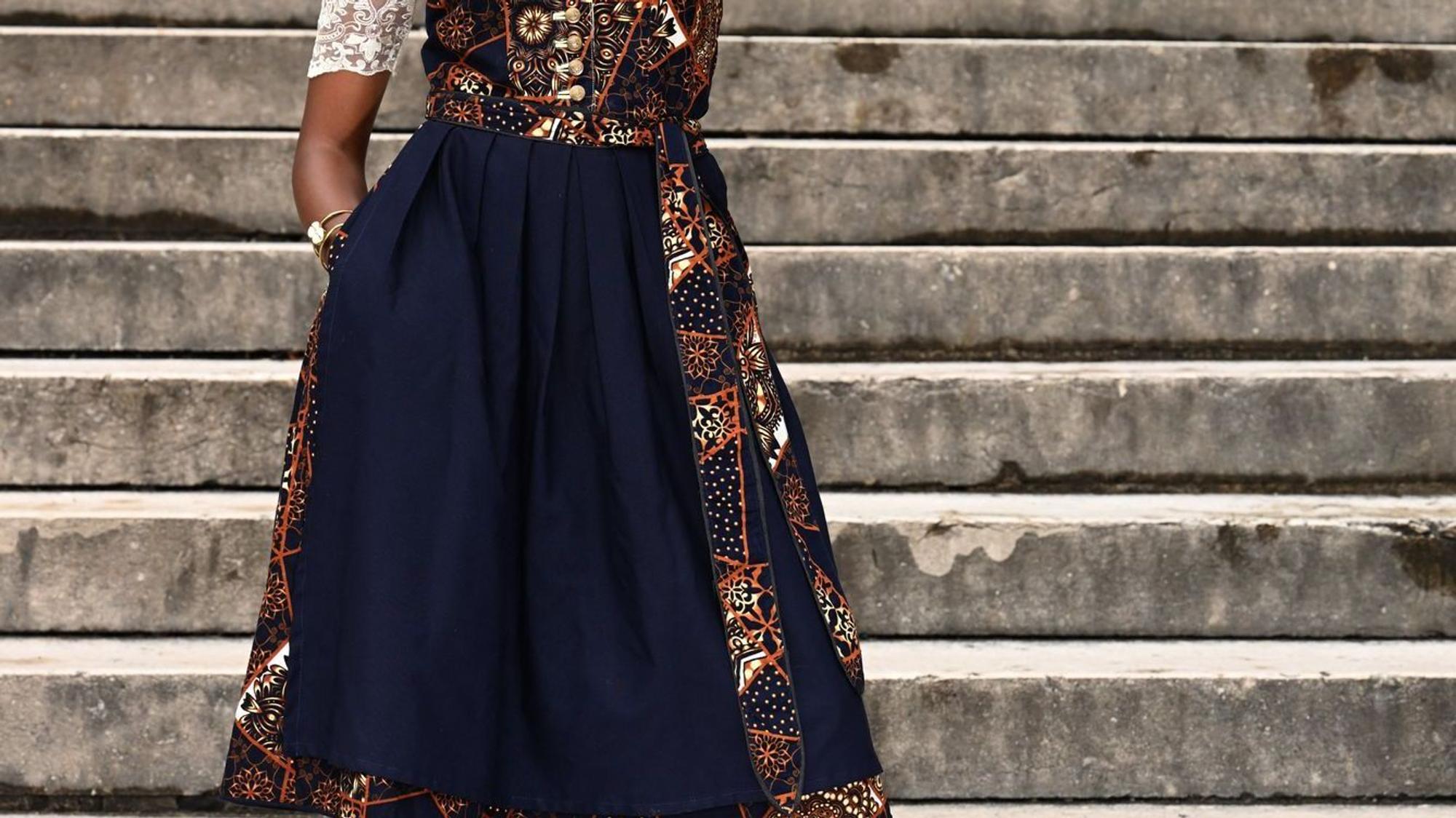 Model präsentiert beim Dirndl-Gipfel die aktuelle Wiesn-Mode