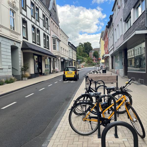 Die Straße mit ihren Markierungen für Radfahrer.