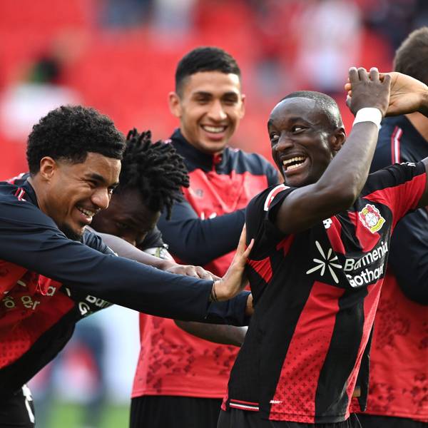 Leverkusens Malik Tilmann (l.) schubst Moussa Diaby (r.) freundschaftlich in Richtung Fankurve nach dem Spiel gegen Union Berlin.
