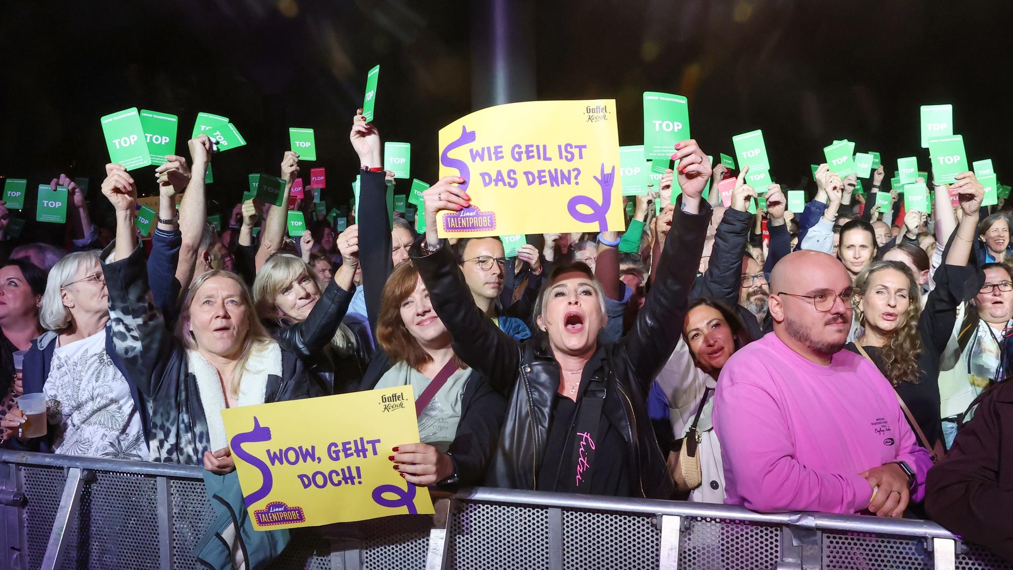 Linus’ Talentprobe im Tanzbrunnen: Das Publikum zeigt Schilder.