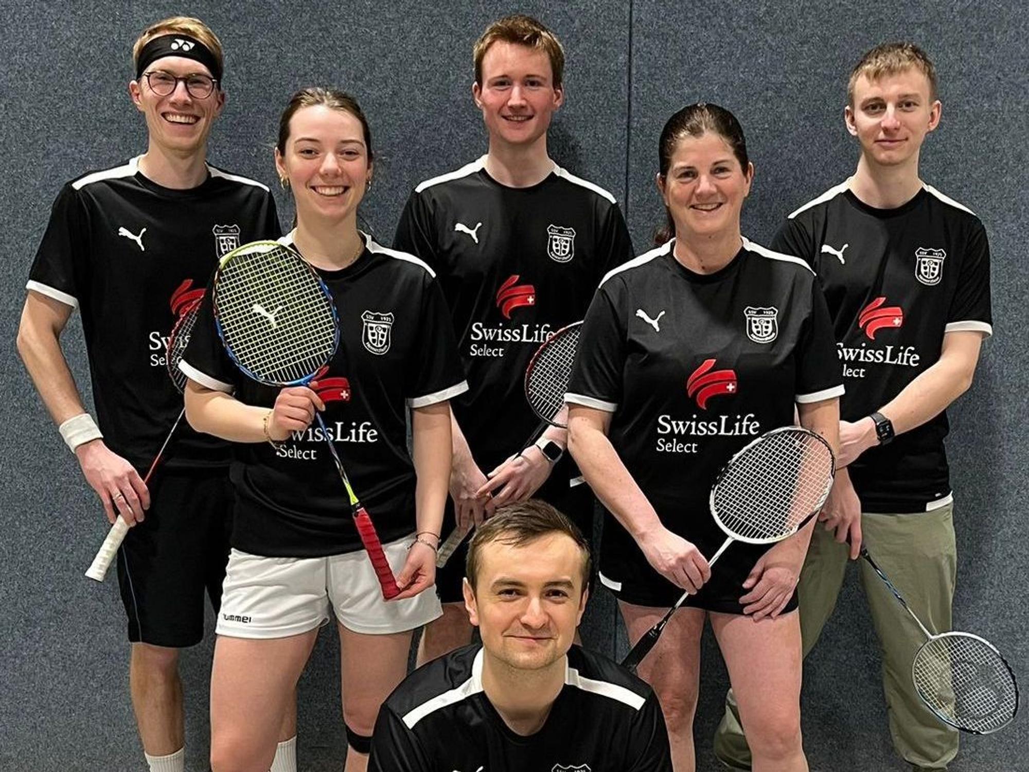 Das Mannschaftsfoto der Badmintonspieler von Smash Voreifel.