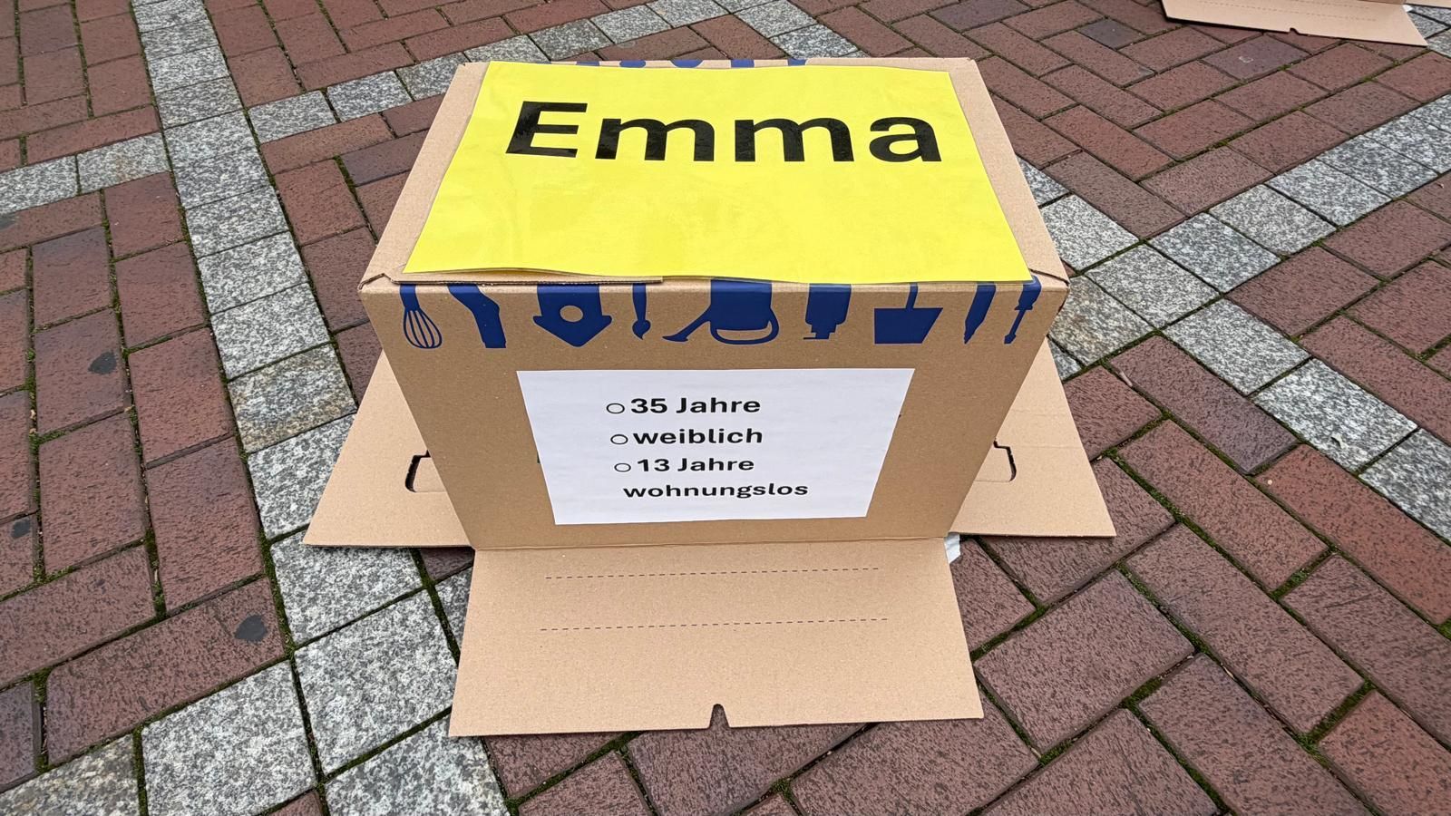Die Kartons stehen symbolisch für die Schicksale wohnungsloser Menschen.