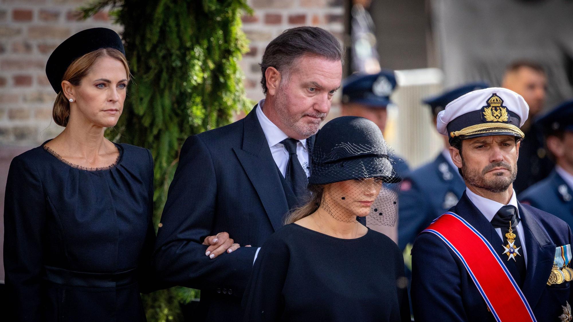 Schwedens Kronprinzessin Victoria und Prinz Daniel, Prinz Carl Philip und Prinzessin Sofia sowie Prinzessin Madeleine mit Christopher O’Neill während des Trauerzugs vom Schloss zur Kathedrale in Oslo.
