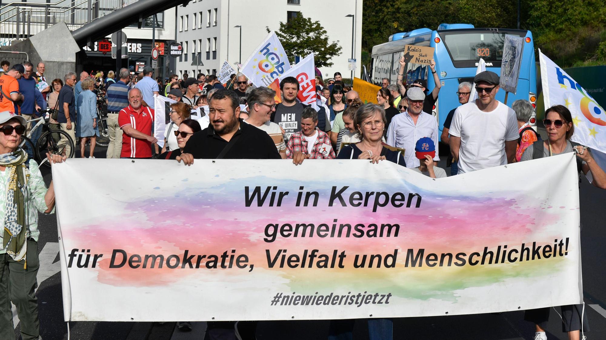Das Kerpener Bündnis für Demokratie und Vielfalt hatte zur Demo gegen die Siegesfeier des AfD-Stammtisches eingeladen.