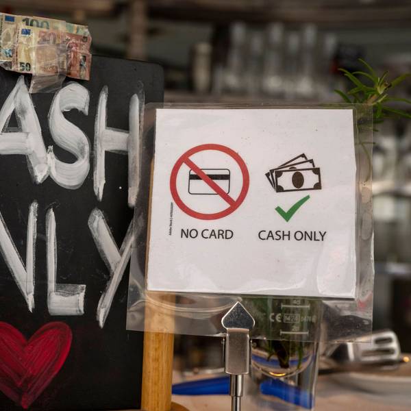 Ein Schild mit der Aufschrift „No Card – Cash Only“ (Keine Karte – nur Bargeld) steht in einem Café auf einem Tresen. (Archivbild)