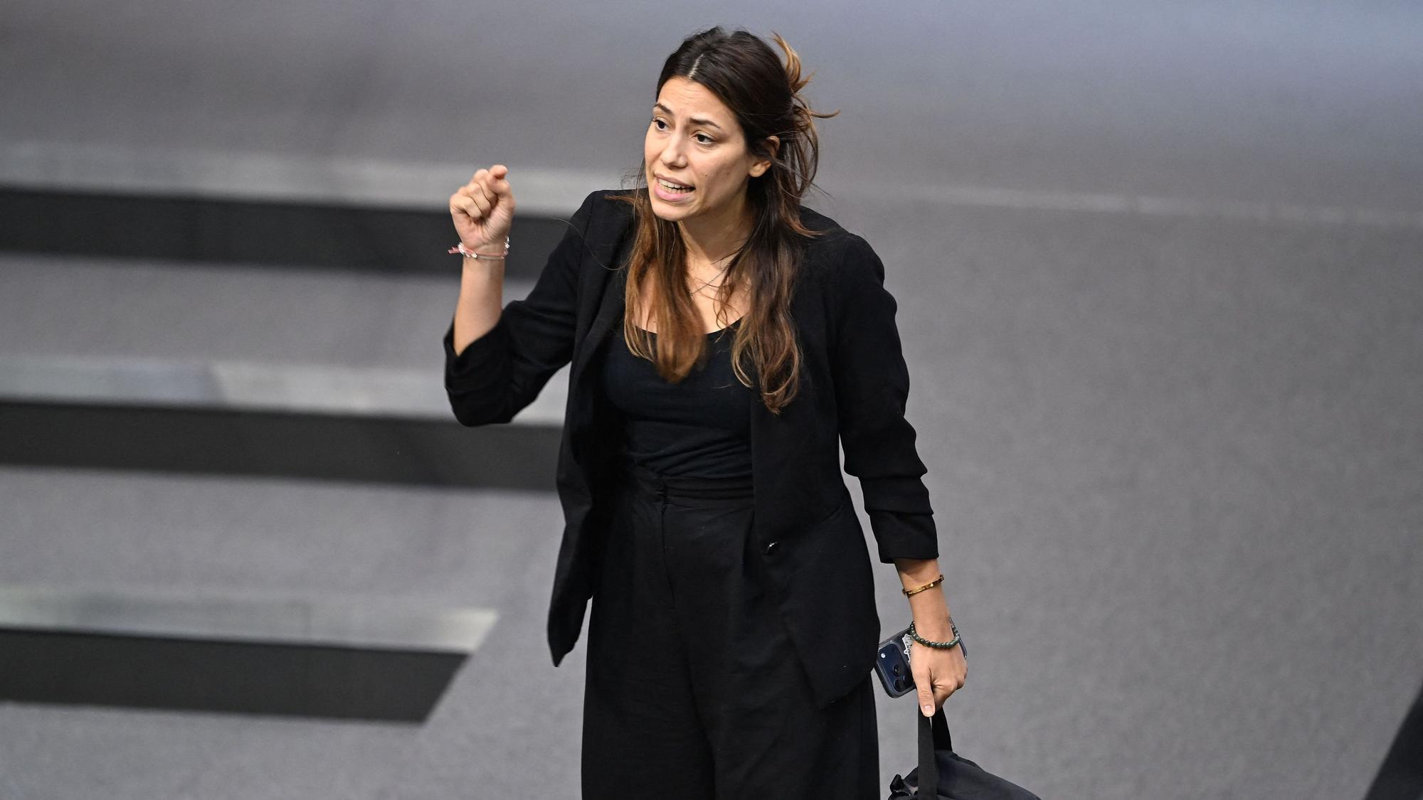 Cansin Köktürk (Die Linke) verlässt nach Ordnungsrufen den Plenarsaal im Bundestag bei den Beratungen zum Bundeshaushalt 2027.