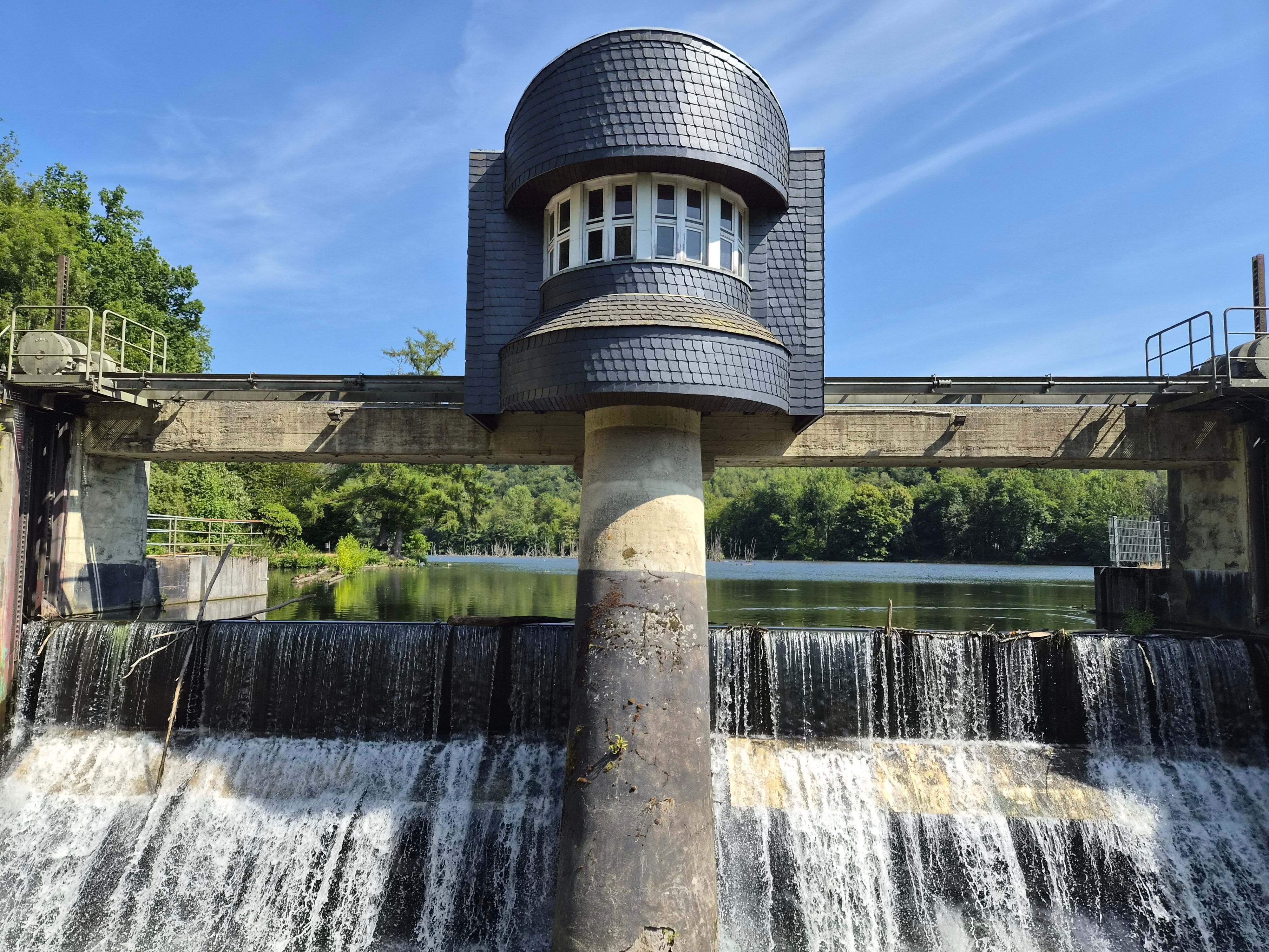 Ein Stauwehr.
