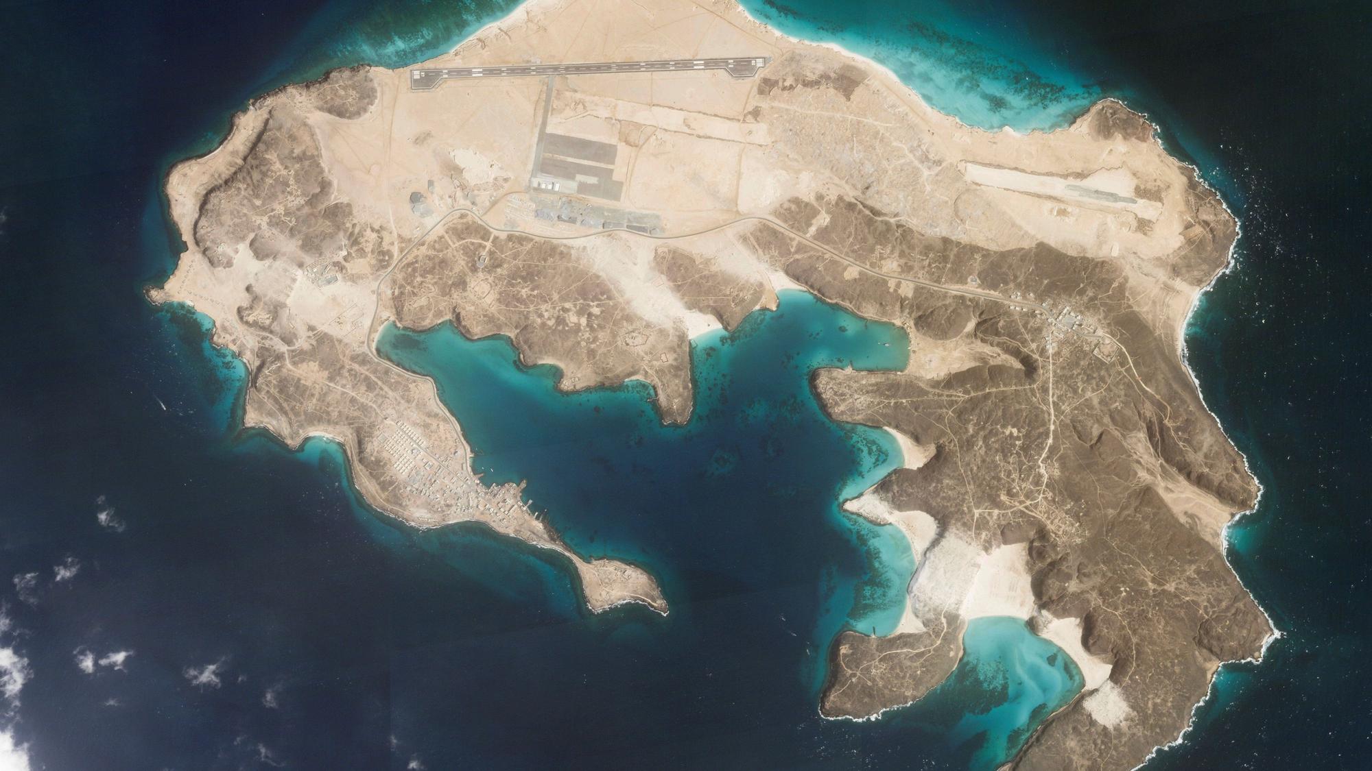 Dieses Satellitenfoto von Planet Labs PBC via AP zeigt eine Landebahn auf der Insel Majun, auch bekannt als Perim Island, in der Straße von Bab al-Mandab vor Jemen.