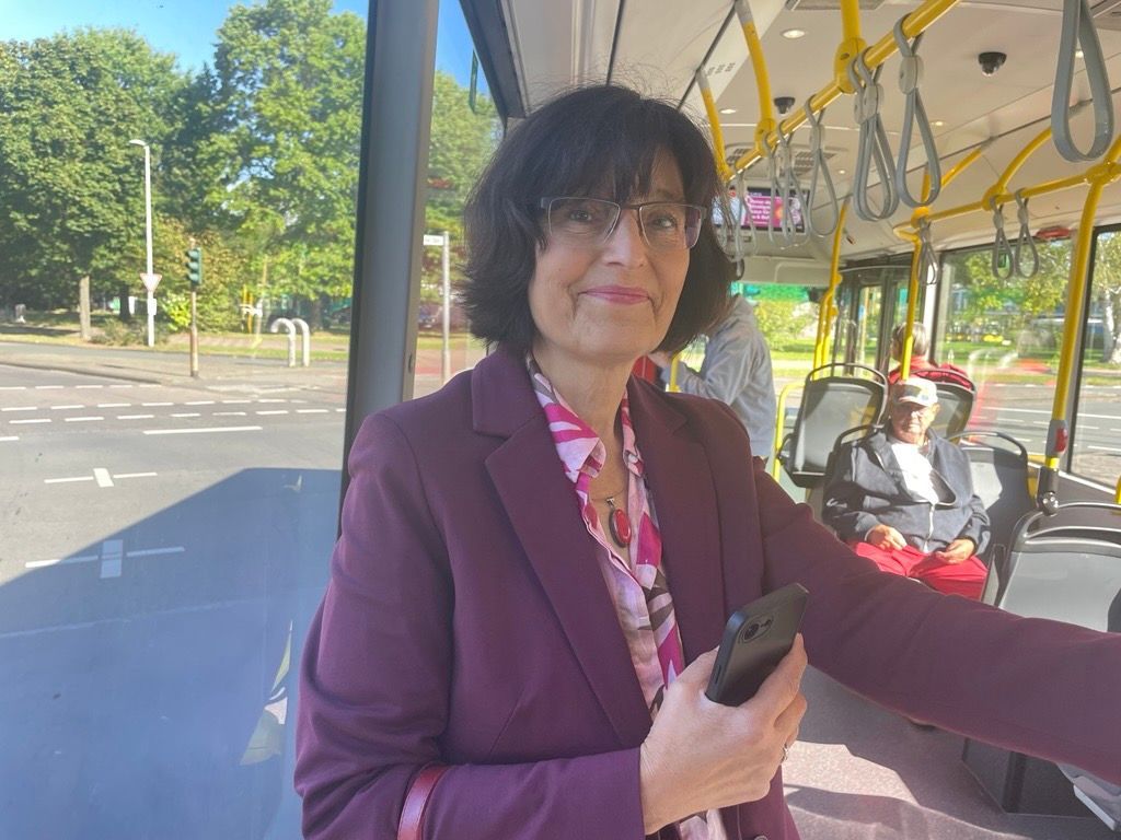 Die Redaktion hat Claudia Walther, Co-Vorsitzende der Kölner SPD, zufällig an der Bushaltestelle getroffen. Sie steht im Bus und lächelt in die Kamera.