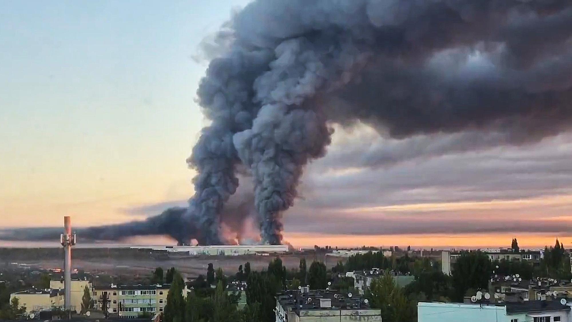 Ein Screenshot aus einem kursierenden Video soll ein brennendes Ozon-Lager in Russland zeigen.