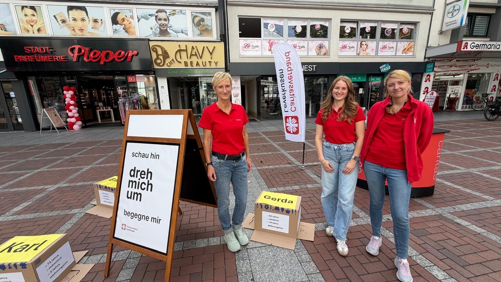 Stefanie Strieder und ihre Kolleginnen bei der Aktion der Caritas in der Wiesdorfer Fußgängerzone.