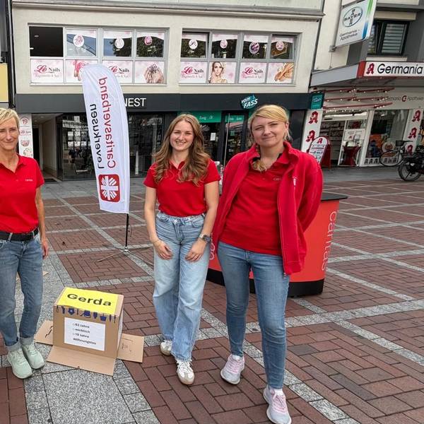 Stefanie Strieder und ihre Kolleginnen bei der Aktion der Caritas in der Wiesdorfer Fußgängerzone.