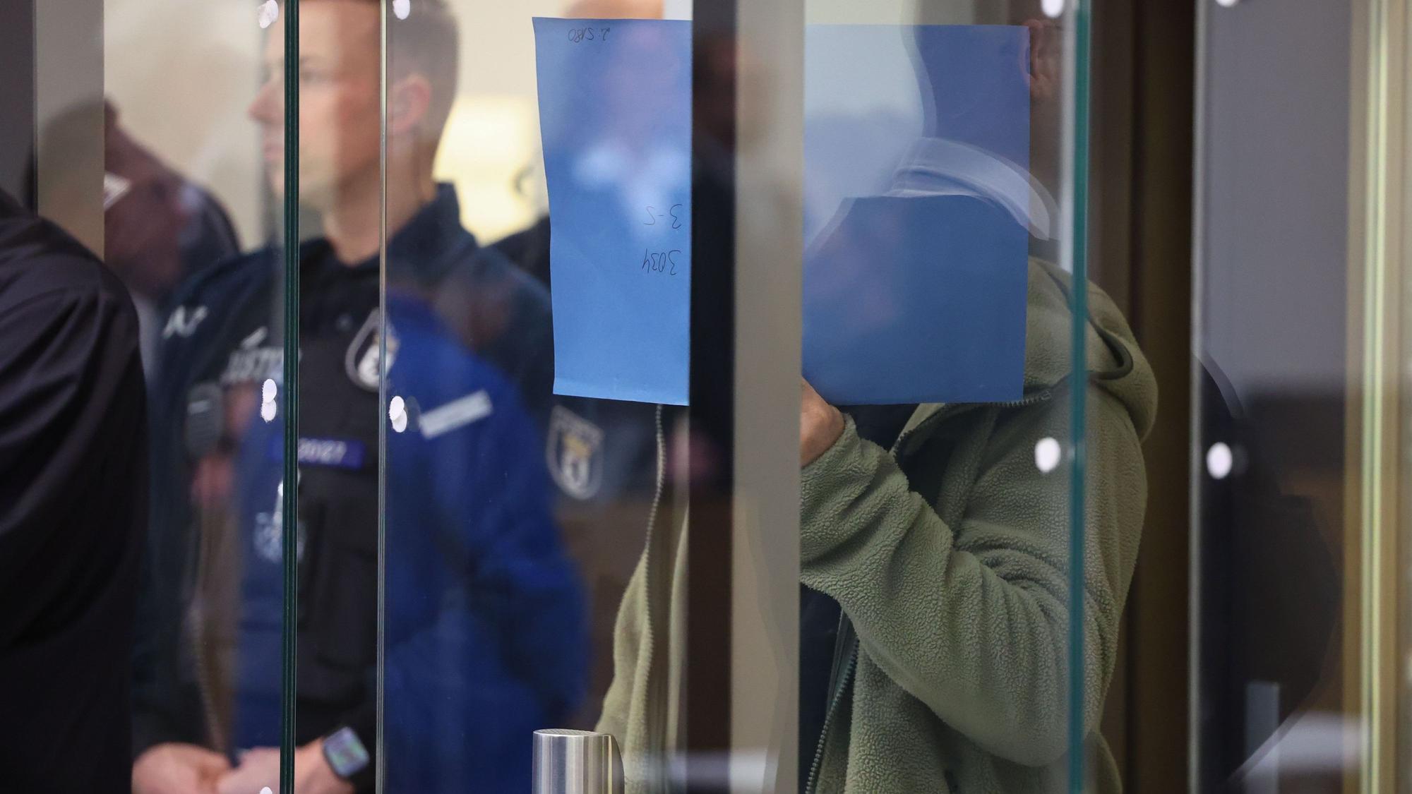 Einer der Angeklagten wird zum Prozess gegen mutmaßliche Mitglieder der radikal-islamistischen Hamas geführt. (Archivbild)