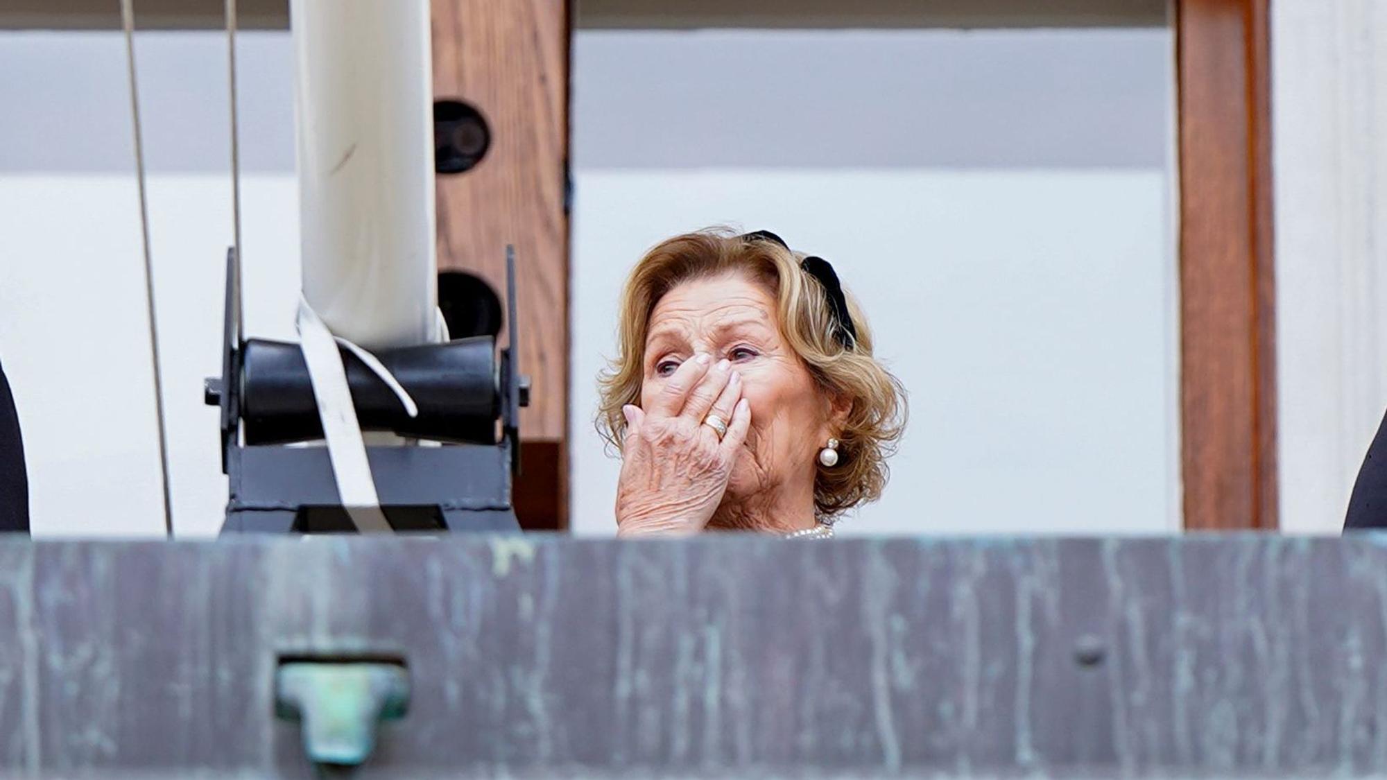 Königin Sonja nach der Beisetzung von König Harald V. auf dem Balkon.