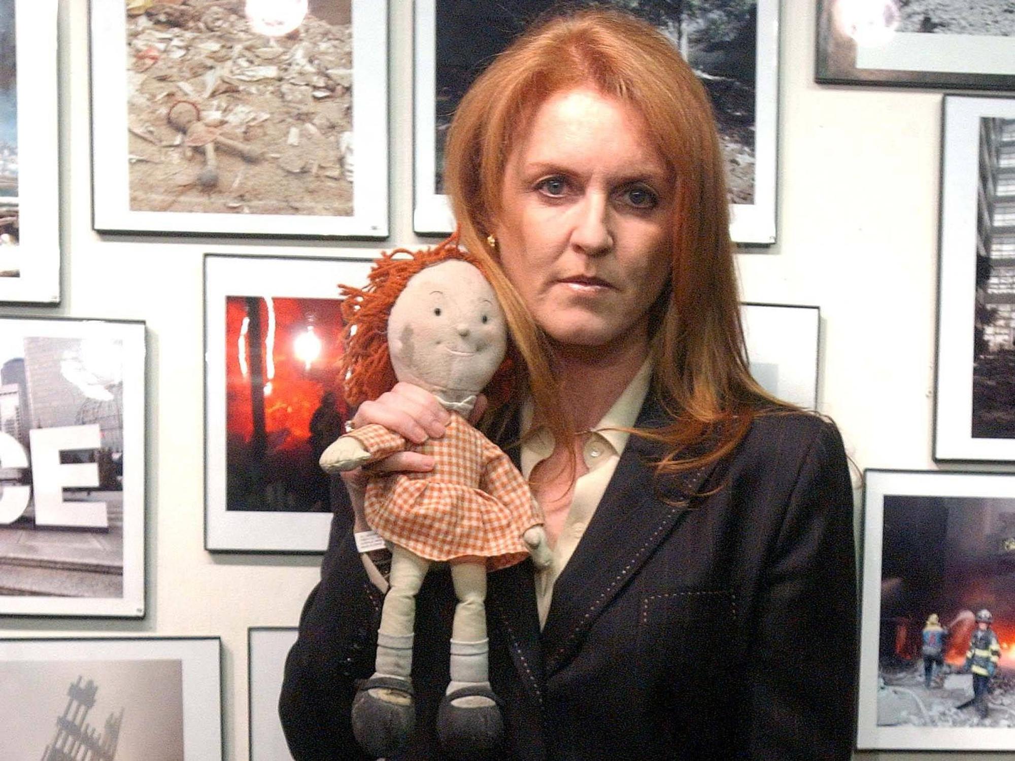 Im Februar 2002 posierte Sarah Ferguson mit der im Trümmerfeld gefundenen Stoffpuppe „Little Red“.