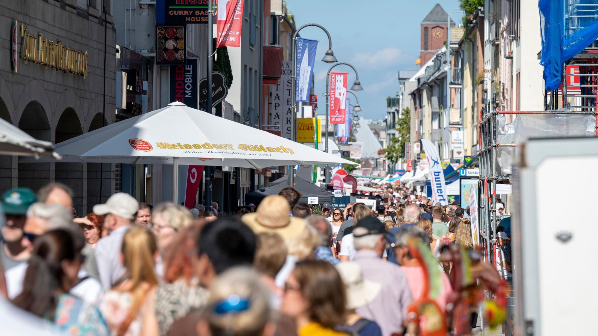 In der Südstadt findet das Straßenfest „Dä längste Desch vun Kölle“ statt.