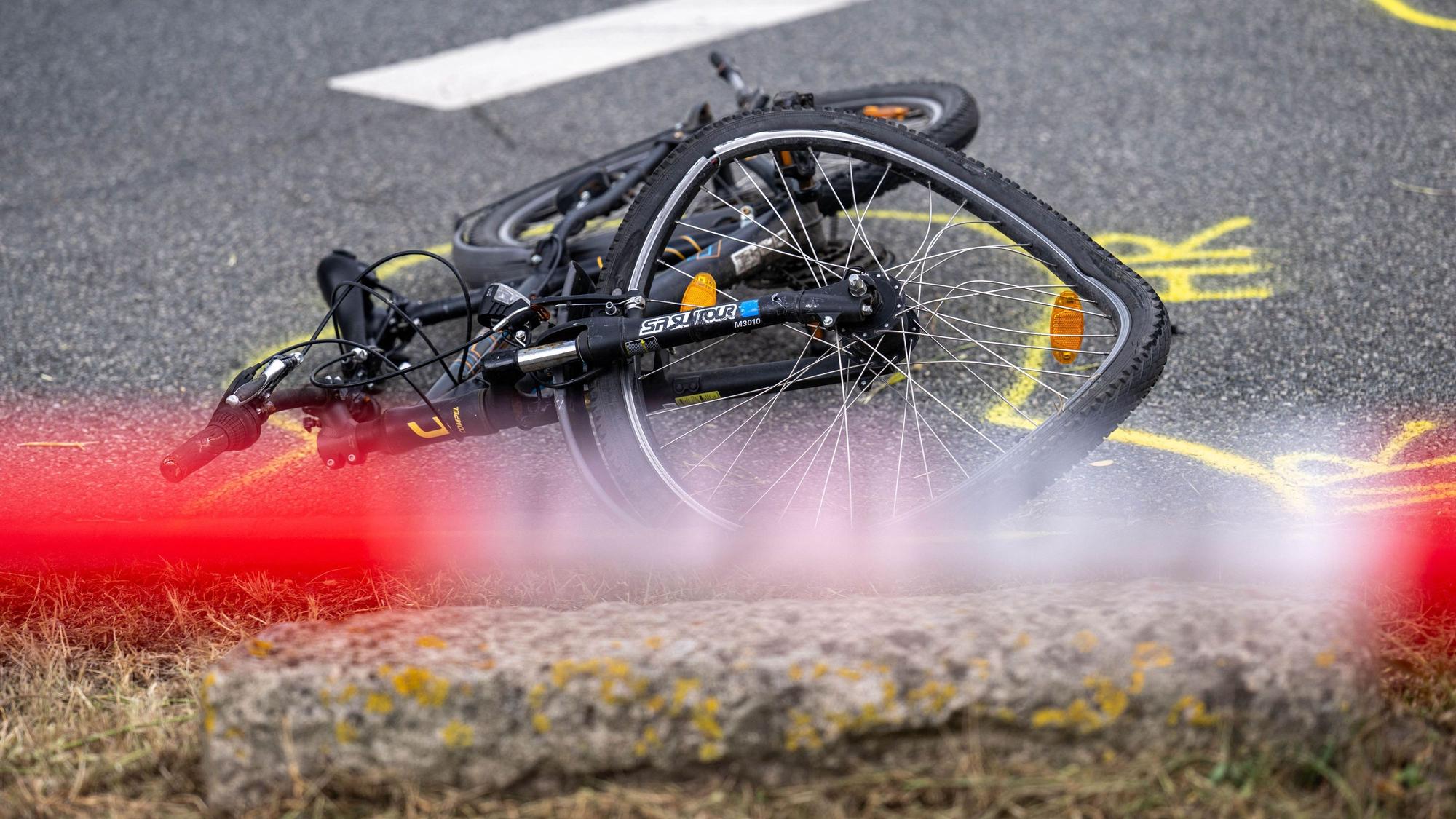 Ein beschädigtes Fahrrad liegt an einer Unfallstelle. (Symbolbild)