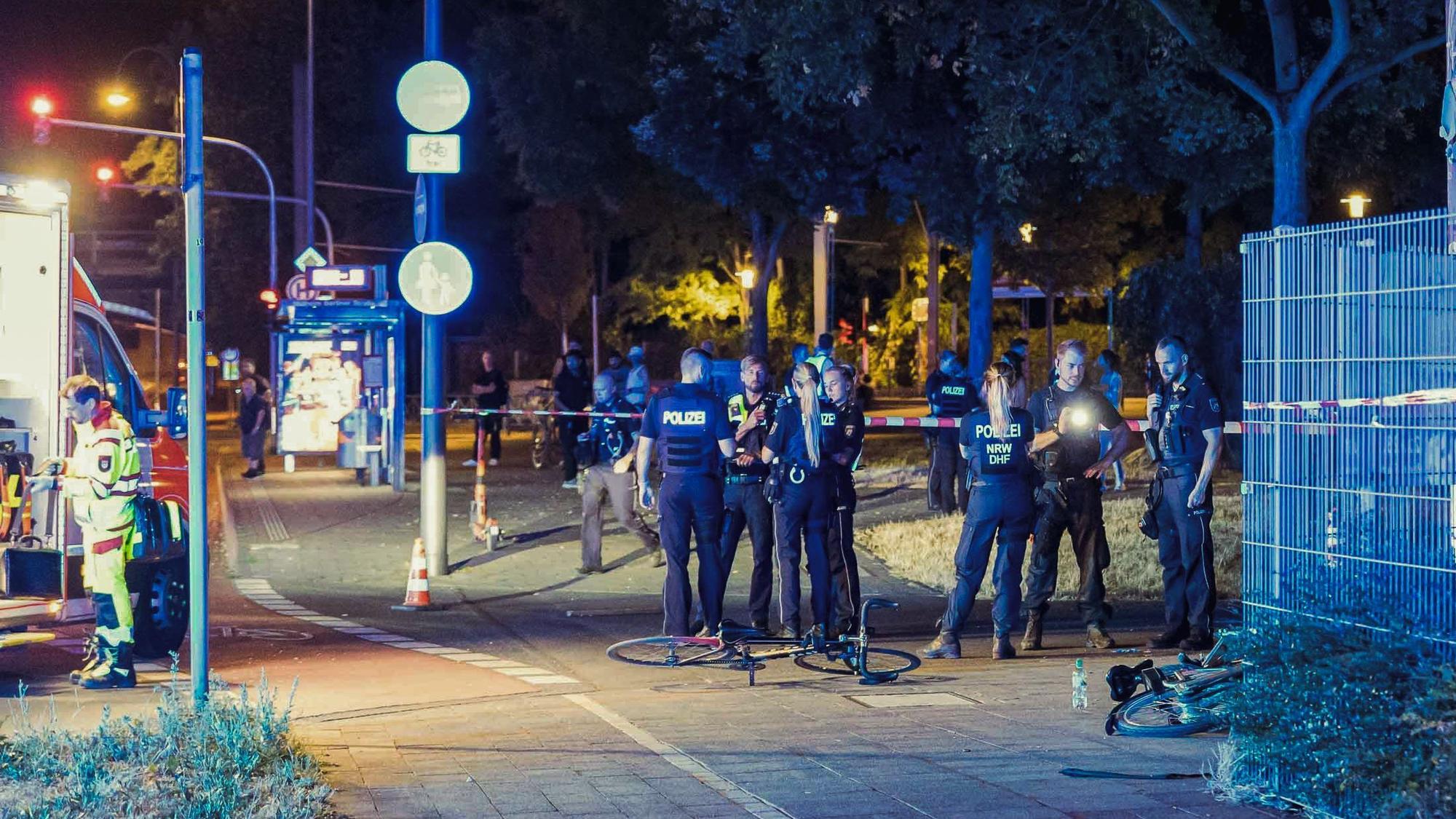 Polizei und Rettungskräfte sind Anfang August nach Schüssen auf offener Straße in Köln-Mülheim im Einsatz.