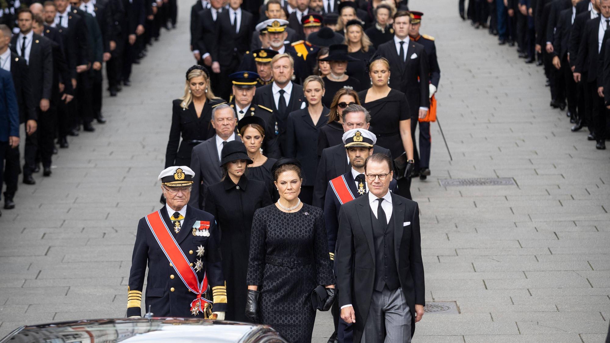 Schwedens König Carl XVI. Gustaf und die jungen Royals aus seinem Haus erweisen dem verstorbenen norwegischen König Harald V. in Oslo die letzte Ehre.