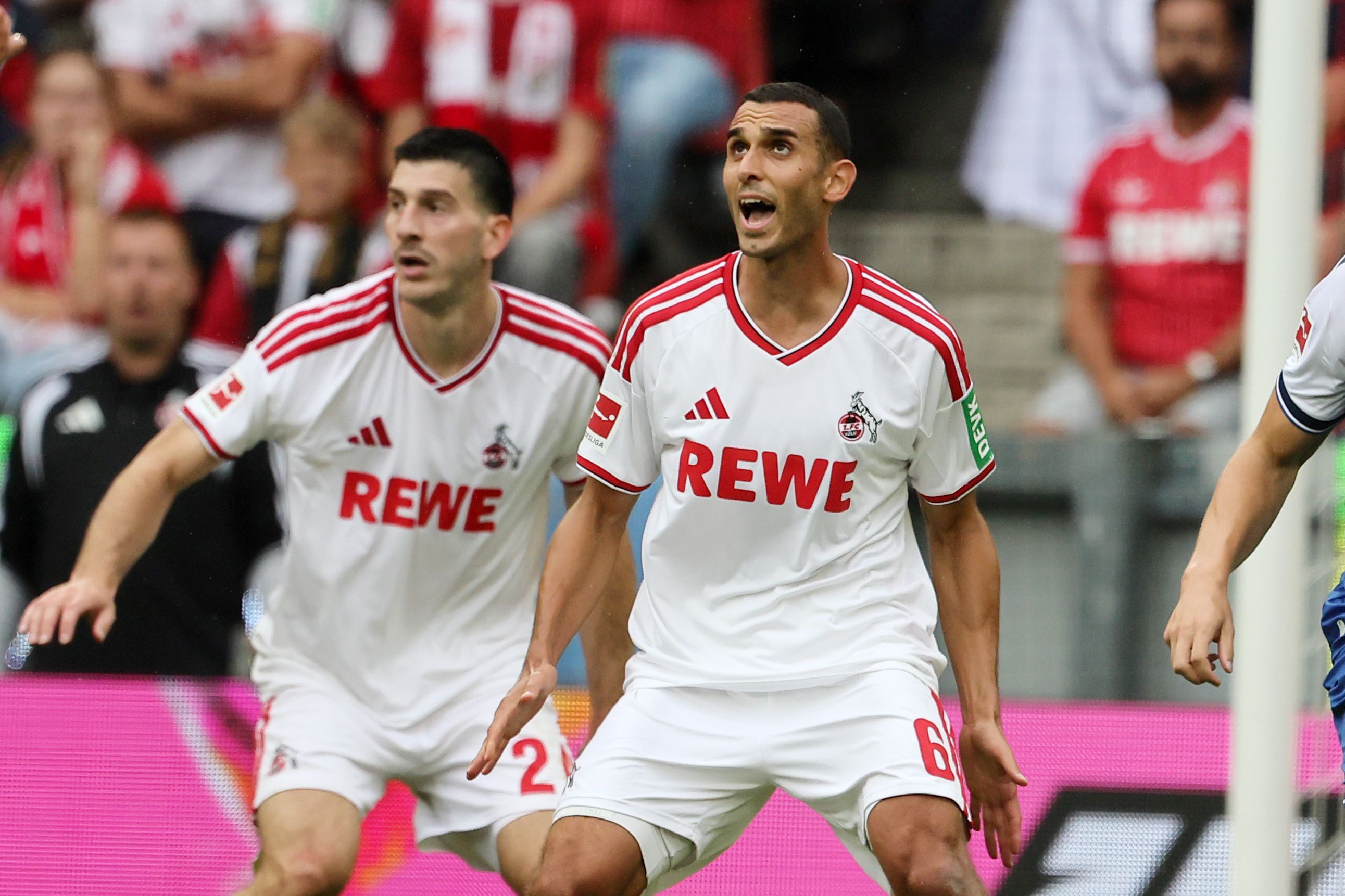 Ellyes Skhiri guckt nach oben und ruft etwas. Dahinter steht Luka Lochoshvili.