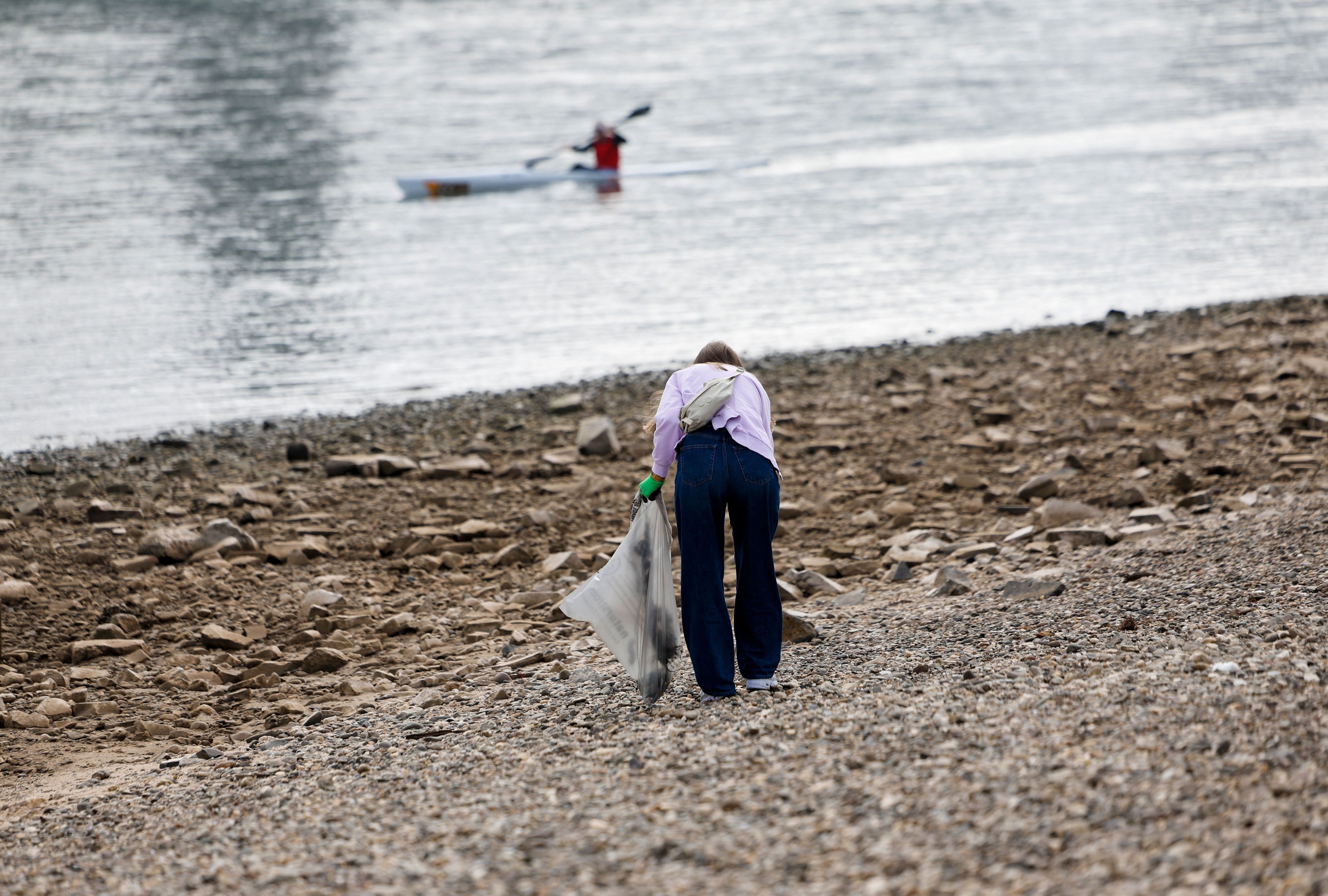 Freiwillige Helfer räumen im Rahmen der Aktion „RhineCleanUp“ das Ufer am Rhein auf.