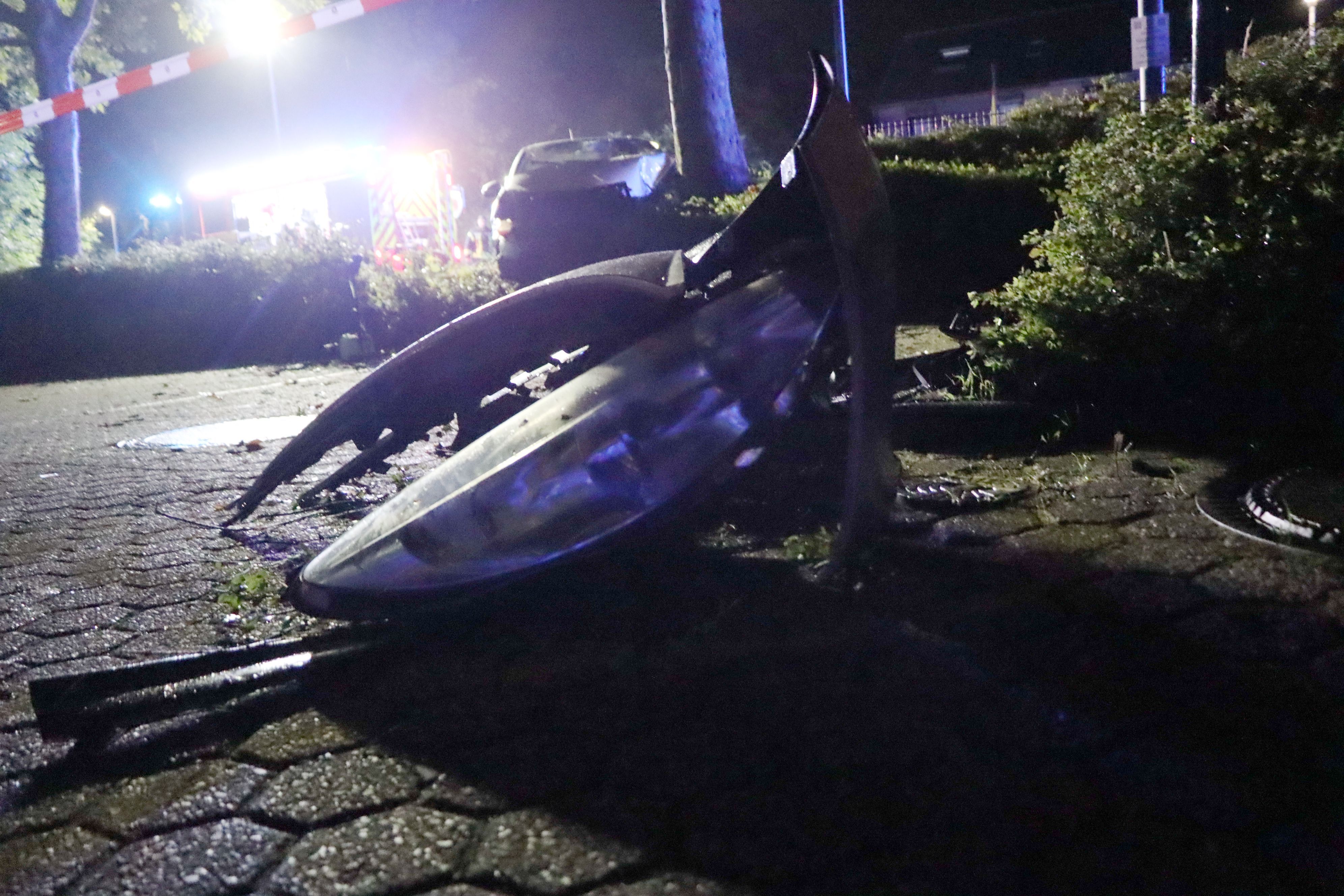 Trümmerteile des Fahrzeugs flogen weit über die Unfallstelle hinaus auf den unterhalb der Straße liegenden angrenzenden Parkplatz.