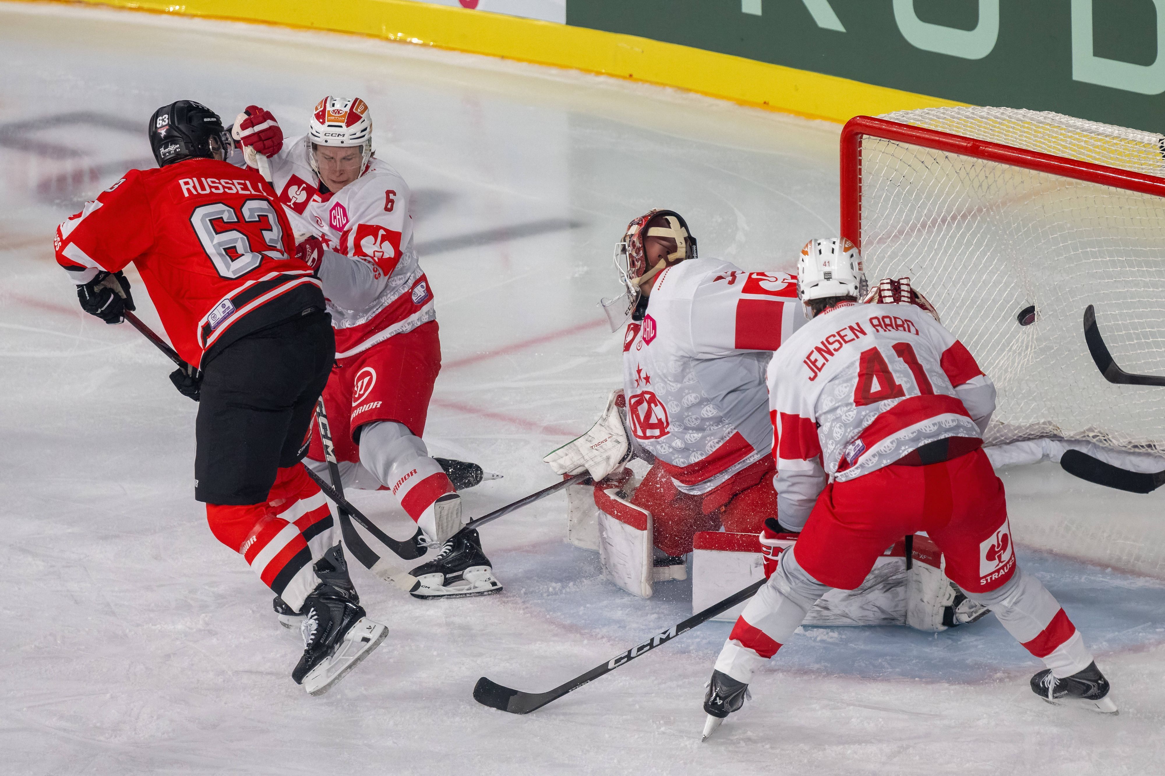 Haie-Center Patrick Russel markiert das 1:1.