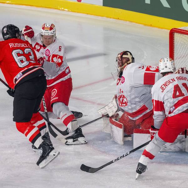 Haie-Center Patrick Russel markiert das 1:1.