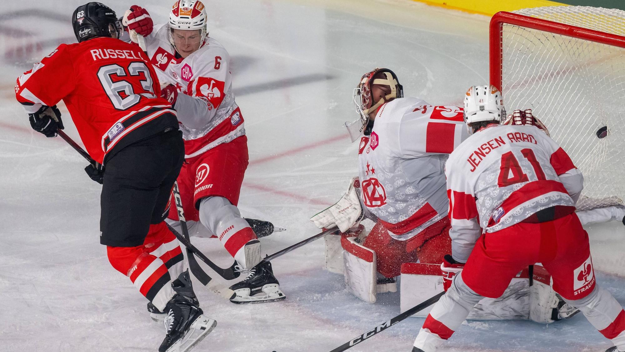 Haie-Center Patrick Russel markiert das 1:1.