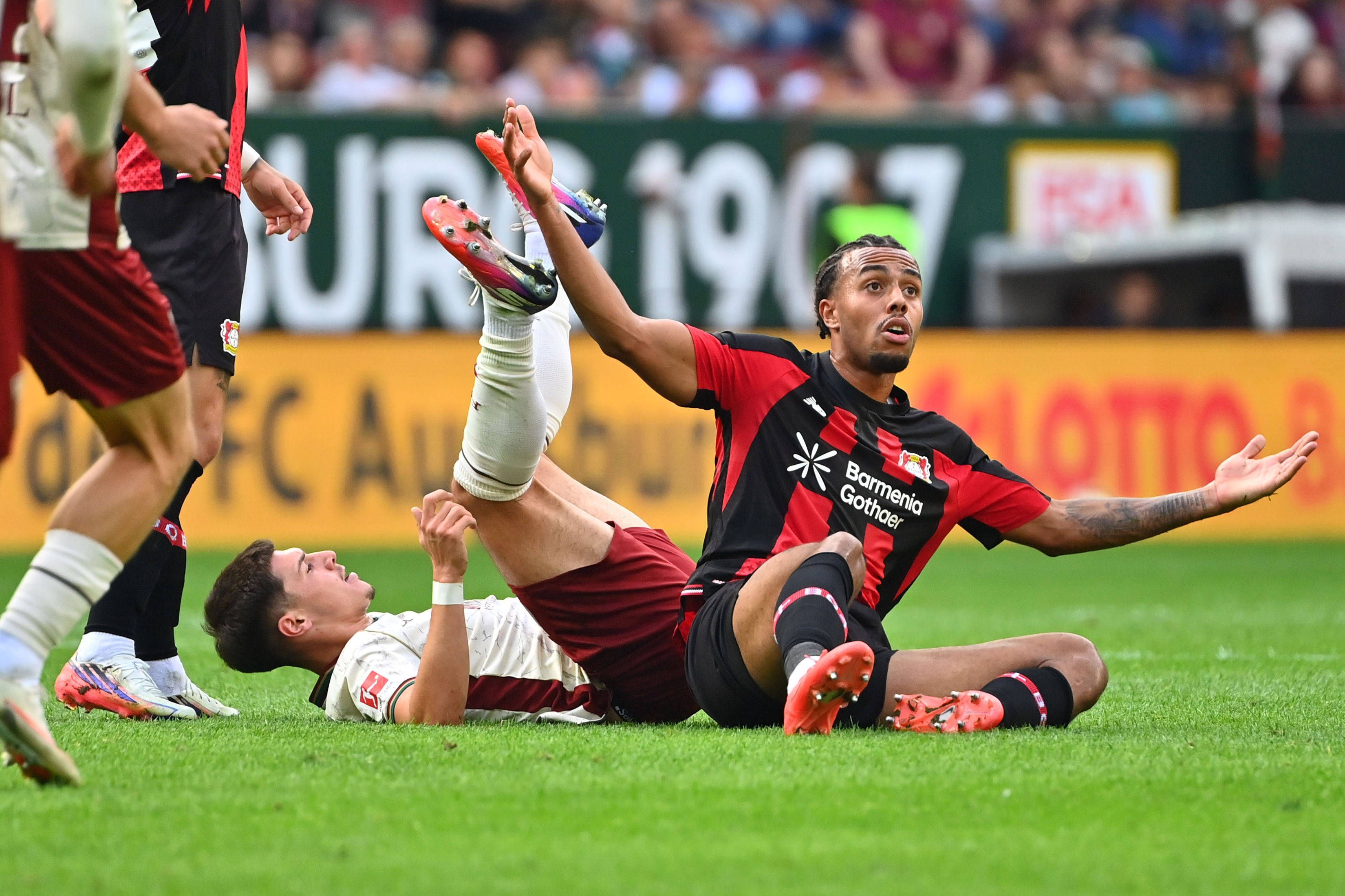 Guela DOUE Bayer Leverkusen, Aktion,Zweikampf gegen Mert KOEMUER FC Augsburg. Fussball 1. Bundesliga Saison 2026/2027, 3.Spieltag, Spieltag03, FC Augsburg - Bayer 04 Leverkusen 2-2 am 12.09.2026 , WWK A R E N A. *** Guela DOUE Bayer Leverkusen, Action, Tackle against Mert KOEMUER FC Augsburg, Soccer, Bundesliga 1, 20262027 Season, Matchday 3, Matchday 03, FC Augsburg vs. Bayer 04 Leverkusen 22 on September 12, 2026, WWK Arena