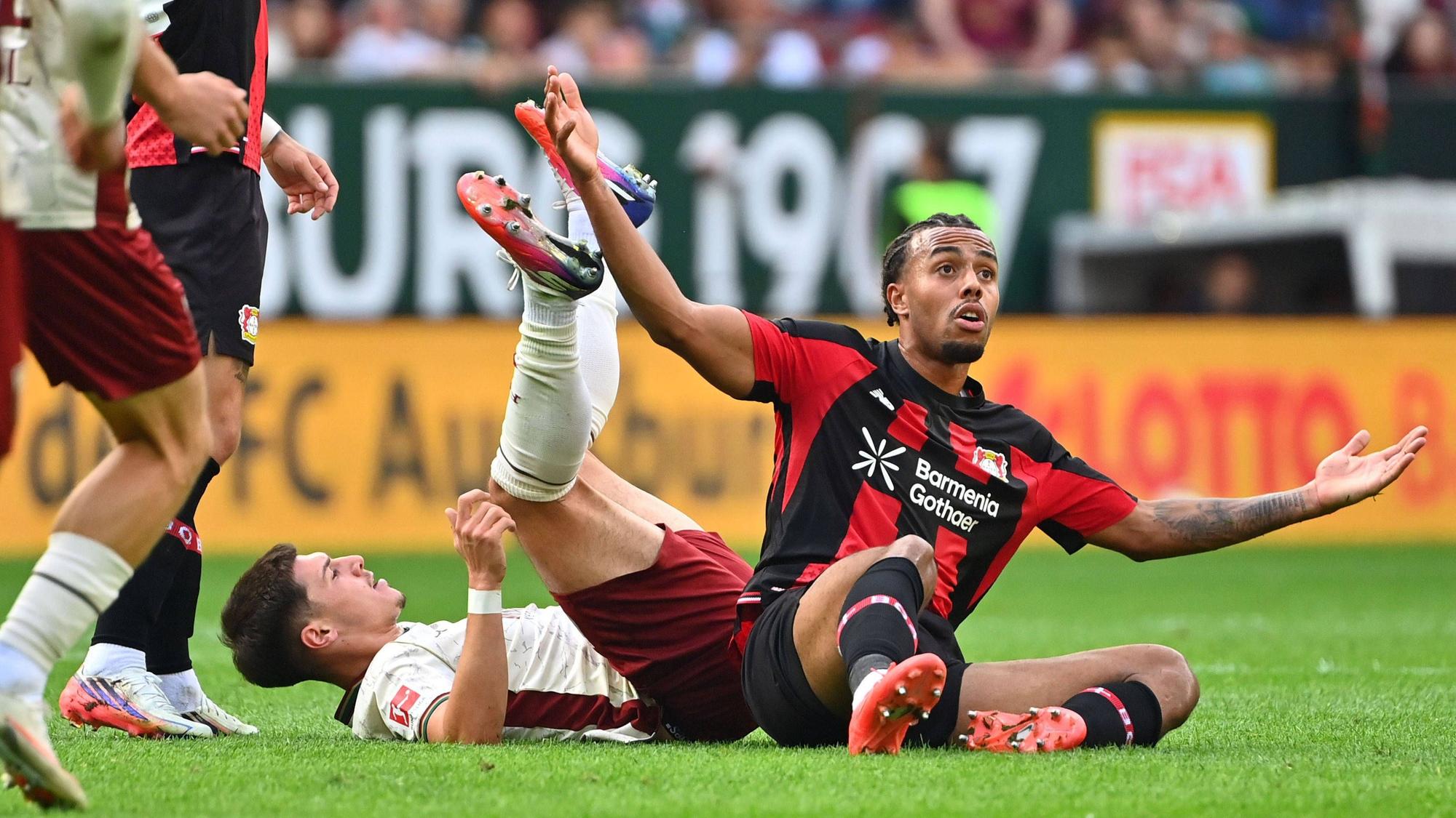 Guela DOUE Bayer Leverkusen, Aktion,Zweikampf gegen Mert KOEMUER FC Augsburg. Fussball 1. Bundesliga Saison 2026/2027, 3.Spieltag, Spieltag03, FC Augsburg - Bayer 04 Leverkusen 2-2 am 12.09.2026 , WWK A R E N A. *** Guela DOUE Bayer Leverkusen, Action, Tackle against Mert KOEMUER FC Augsburg, Soccer, Bundesliga 1, 20262027 Season, Matchday 3, Matchday 03, FC Augsburg vs. Bayer 04 Leverkusen 22 on September 12, 2026, WWK Arena