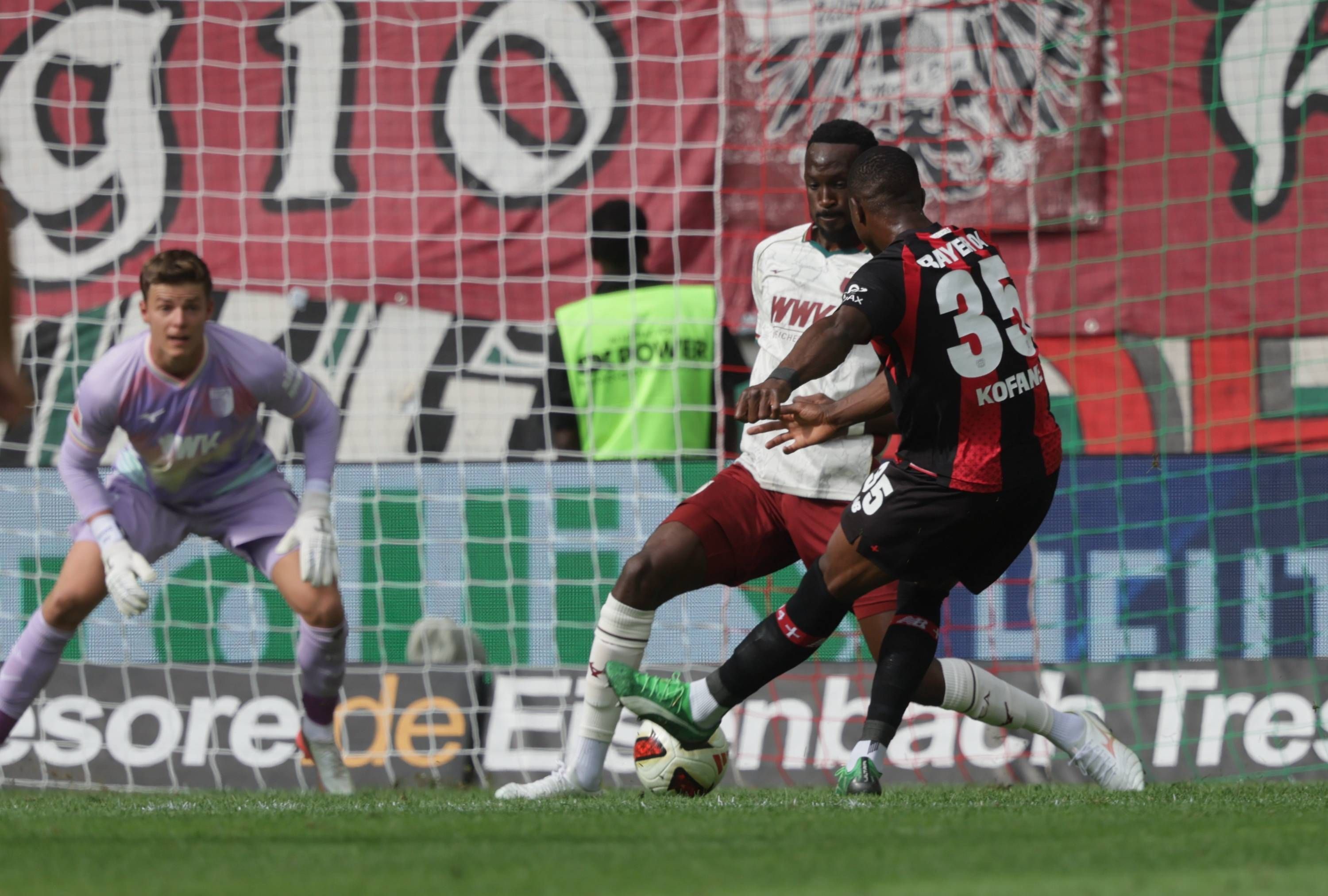 Leverkusens Christian Kofane trifft ins Tor zum 1:0 in Augsburg.