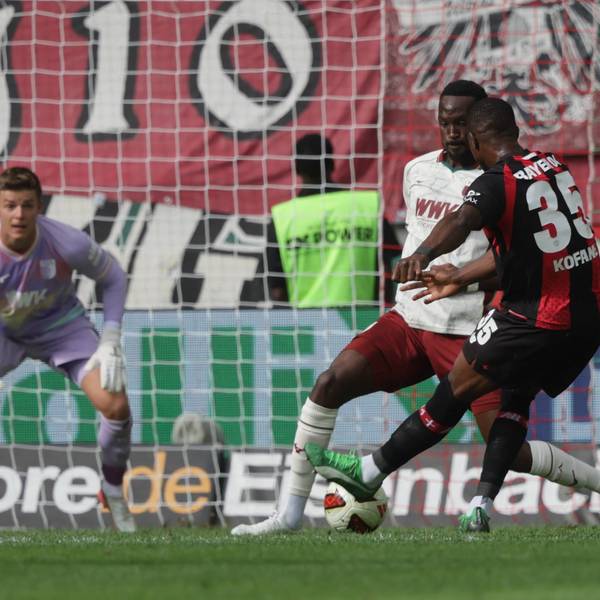 Leverkusens Christian Kofane trifft ins Tor zum 1:0 in Augsburg.