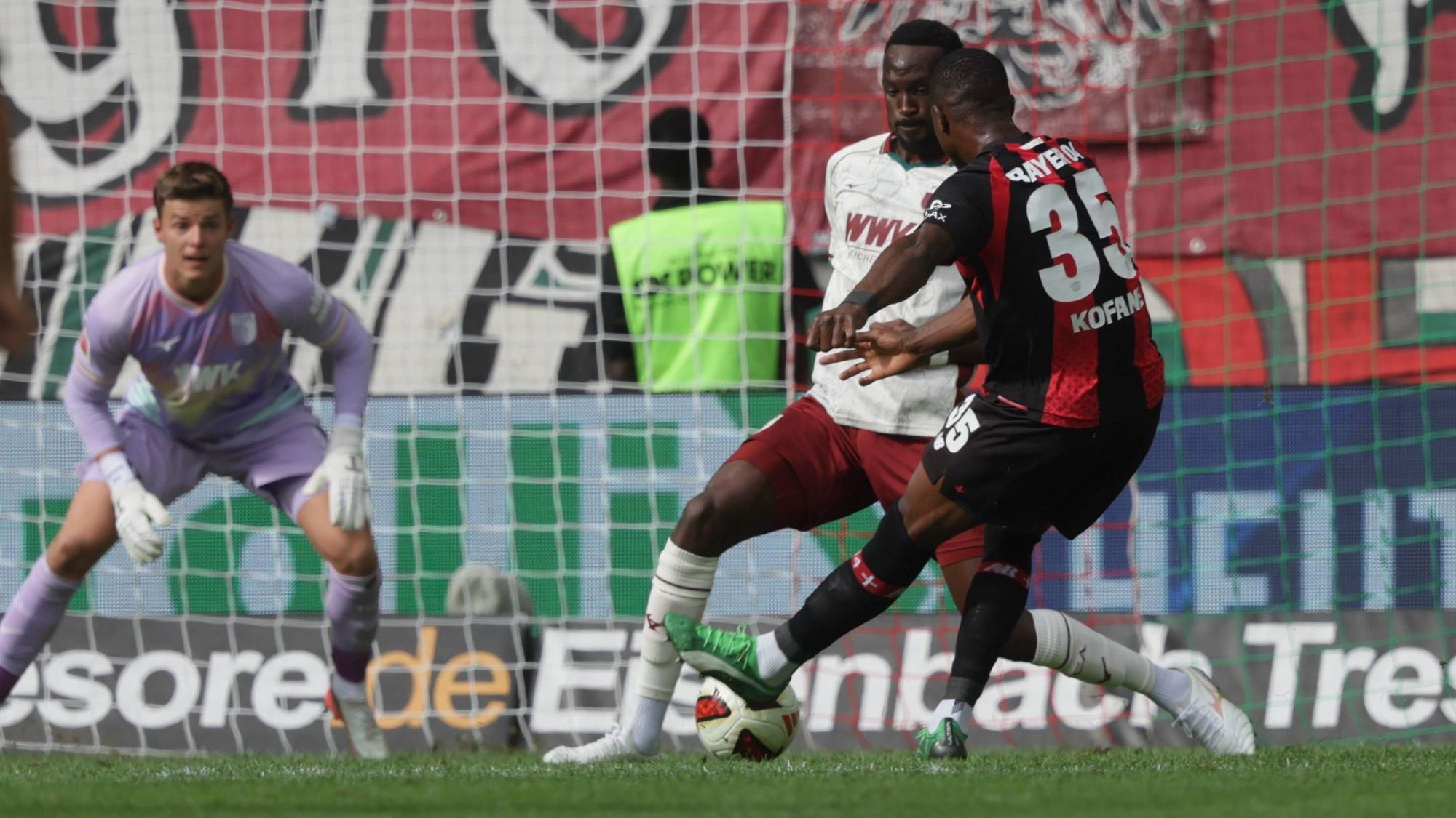 Leverkusens Christian Kofane trifft ins Tor zum 1:0 in Augsburg.