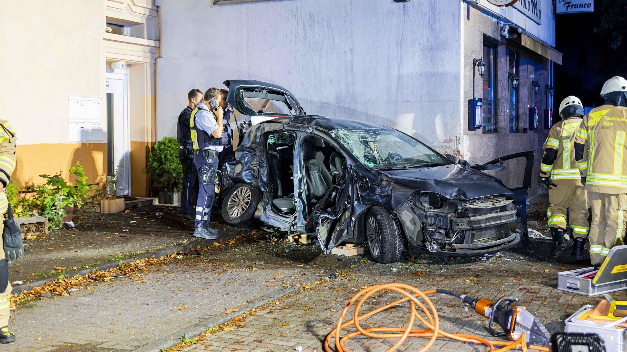 Am Samstag, dem 12.09.2026, ist gegen 1.15 Uhr auf der Rösrather Straße ein Fiat Bravo von der Straße abgekommen und erst gegen einen geparkten Pkw und dann gegen eine Hausfassade gekracht.