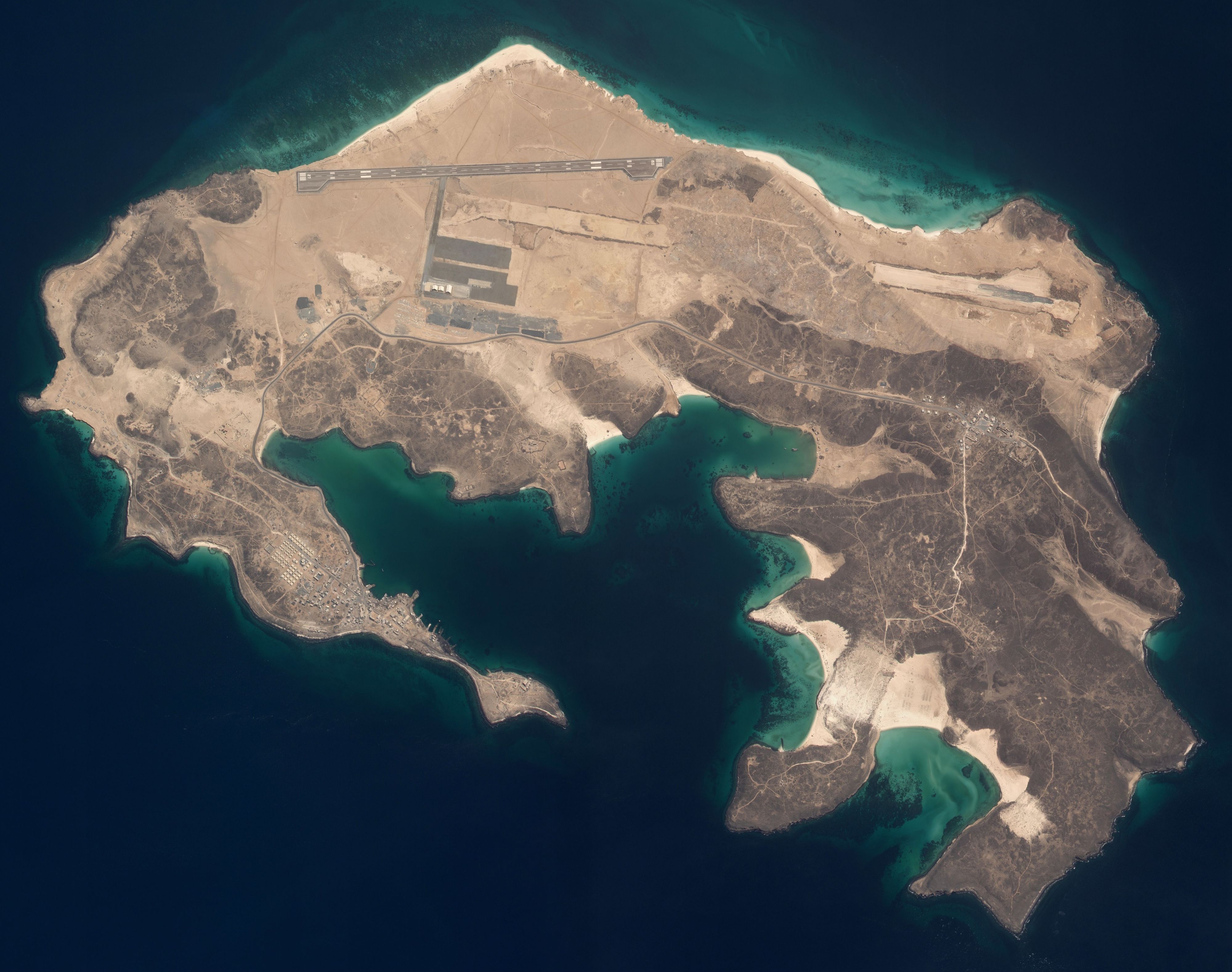 Dieses Satellitenfoto zeigt die Insel Mayun, einen Tag nach der Eroberung durch die vom Iran unterstützten Huthi-Rebellen im Jemen. Die Insel liegt in der strategisch wichtigen Meerenge Bab al-Mandab, die das Rote Meer mit dem Golf von Aden verbindet.