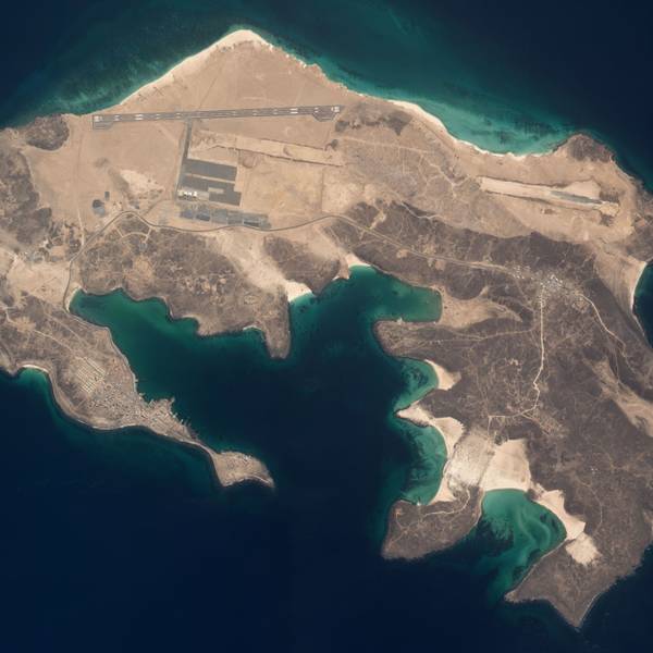 Dieses Satellitenfoto zeigt die Insel Mayun, einen Tag nach der Eroberung durch die vom Iran unterstützten Huthi-Rebellen im Jemen. Die Insel liegt in der strategisch wichtigen Meerenge Bab al-Mandab, die das Rote Meer mit dem Golf von Aden verbindet.