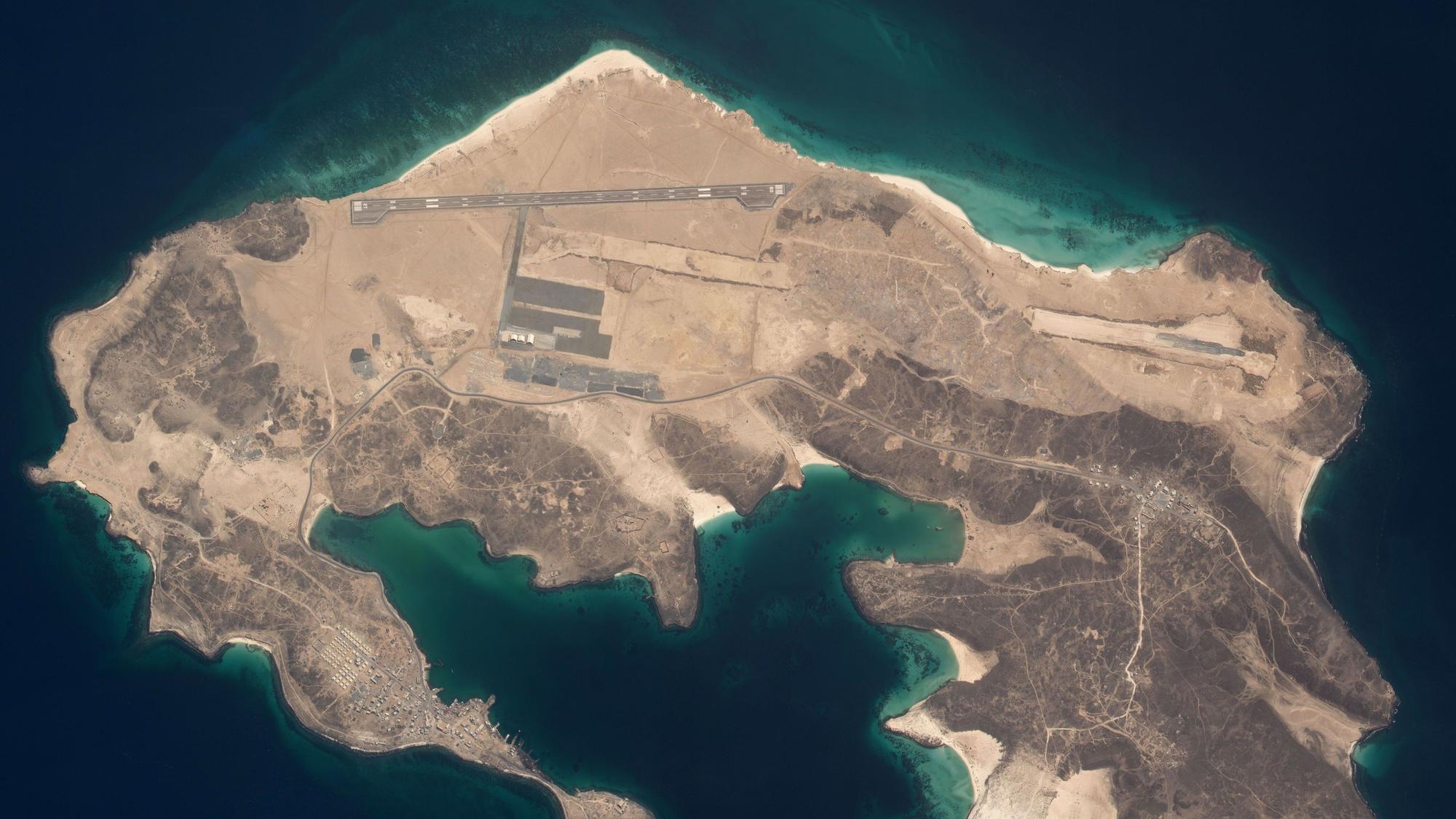 Dieses Satellitenfoto zeigt die Insel Mayun, einen Tag nach der Eroberung durch die vom Iran unterstützten Huthi-Rebellen im Jemen. Die Insel liegt in der strategisch wichtigen Meerenge Bab al-Mandab, die das Rote Meer mit dem Golf von Aden verbindet.