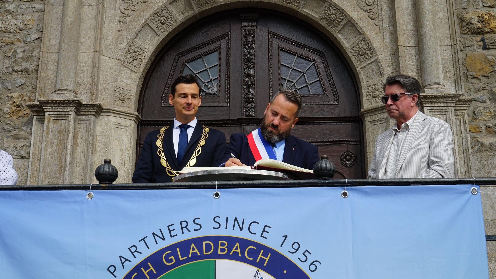 Das Foto zeigt den Eintrag ins Goldene Buch der Stadt