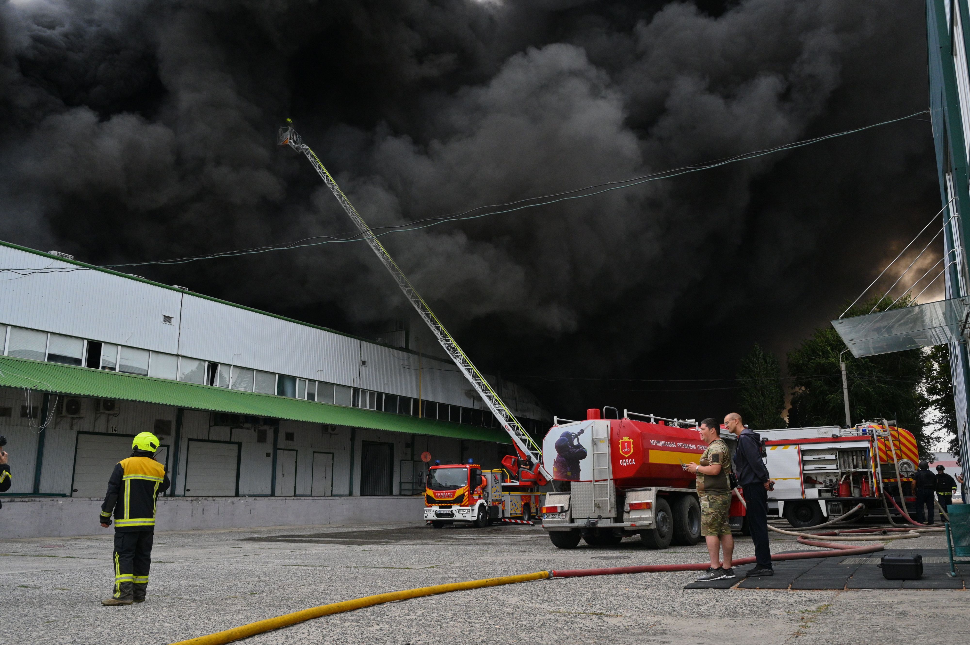 Feuerwehrleute löschten nach einem russischen Luftangriff einen Brand in einer Lagerhalle.