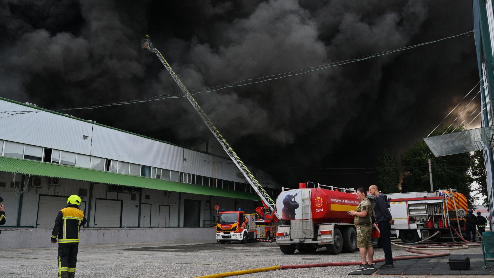 Feuerwehrleute löschten nach einem russischen Luftangriff einen Brand in einer Lagerhalle.