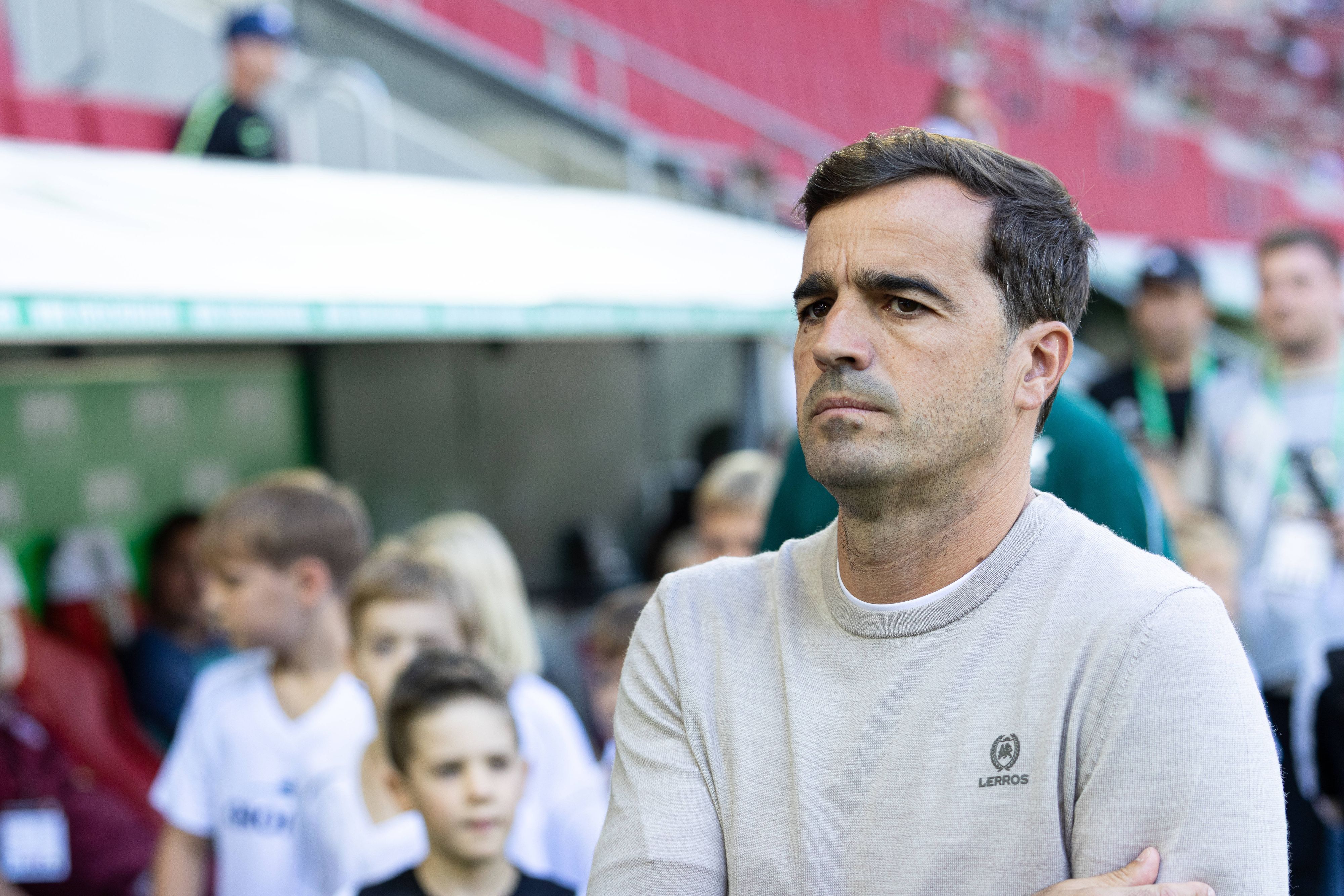 Deutschland: FC Augsburg vs Bayer 04 Leverkusen, 1. Bundesliga, Saison 2026/27, WWK Arena Augsburg: Carles Martinez Novell, Trainer, Bayer Leverkusen, Portraitfoto, Portrait, Einzelaufnahme, Porträt Augsburg WWK Arena Bayern Deutschland *** Germany: FC Augsburg vs. Bayer 04 Leverkusen, Bundesliga 1, 202627 Season, WWK Arena, Augsburg Carles Martinez Novell, Coach, Bayer Leverkusen portrait photo, portrait, individual shot, portrait, Augsburg, WWK Arena, Bavaria, Germany Copyright: xBenedictxChristx