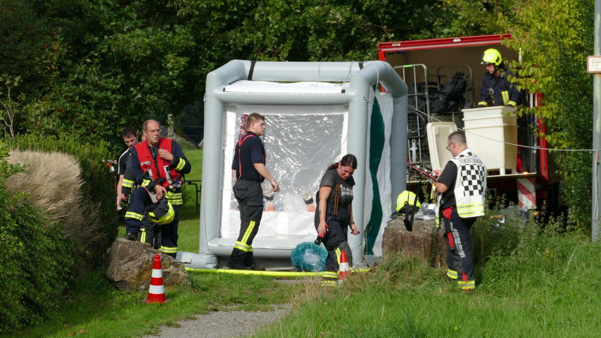 Die Feuerwehr errichtete einen sogenannten Dekontaminationsplatz, damit sich die Kameraden umziehen konnten.