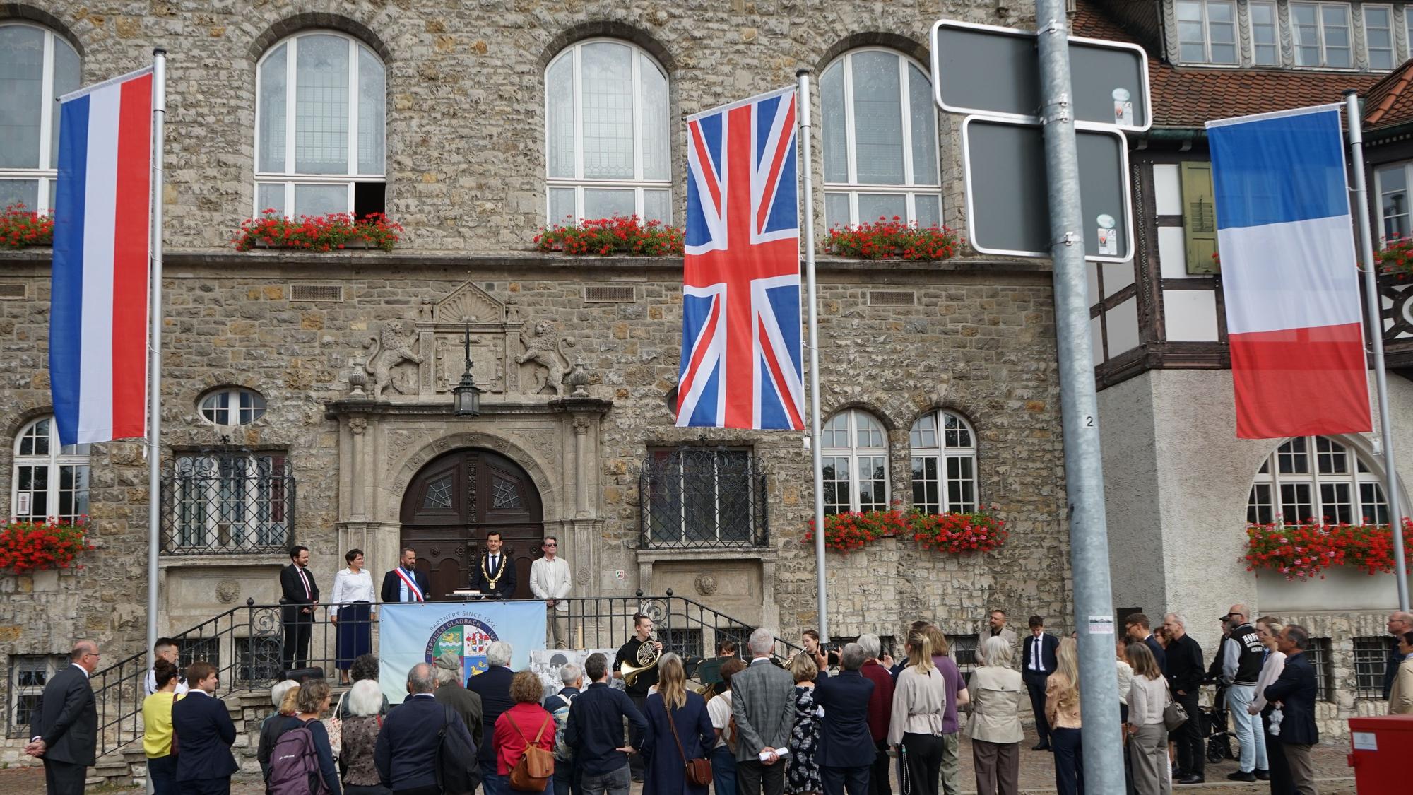 Das Foto zeigt das Rathaus von Bergisch Gladbach mit den Flaggen der Nachbarländer.