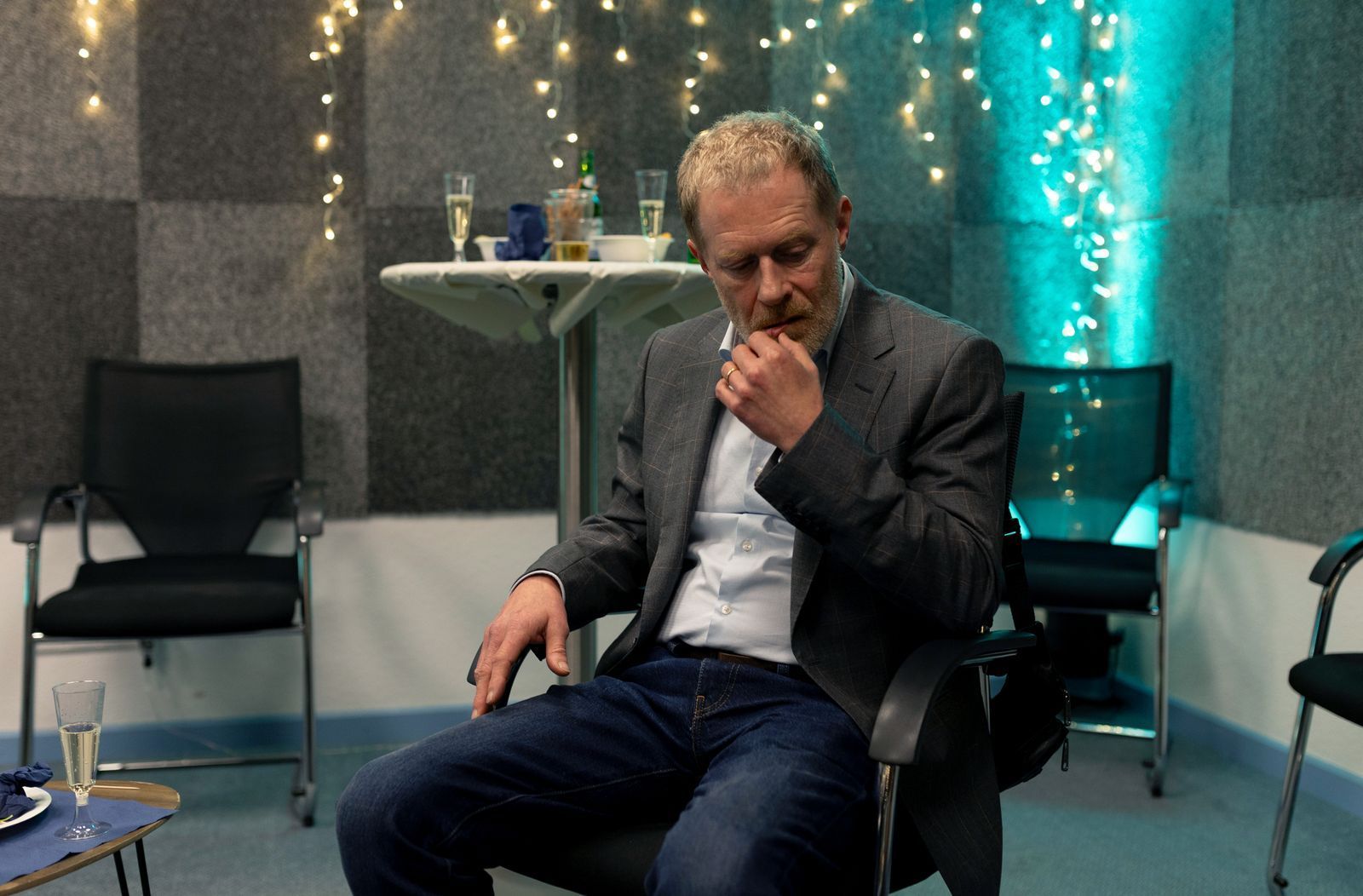 Matthias Vogel (Andreas Lust) versucht, einen Serienmörder-Fall aufzuklären, der ihn schon lange begleitet. Er hat nicht mehr viel Zeit dafür - denn er ist selbst an Demenz erkrankt. (Bild:  NDR/Frizzi Kurkhaus)