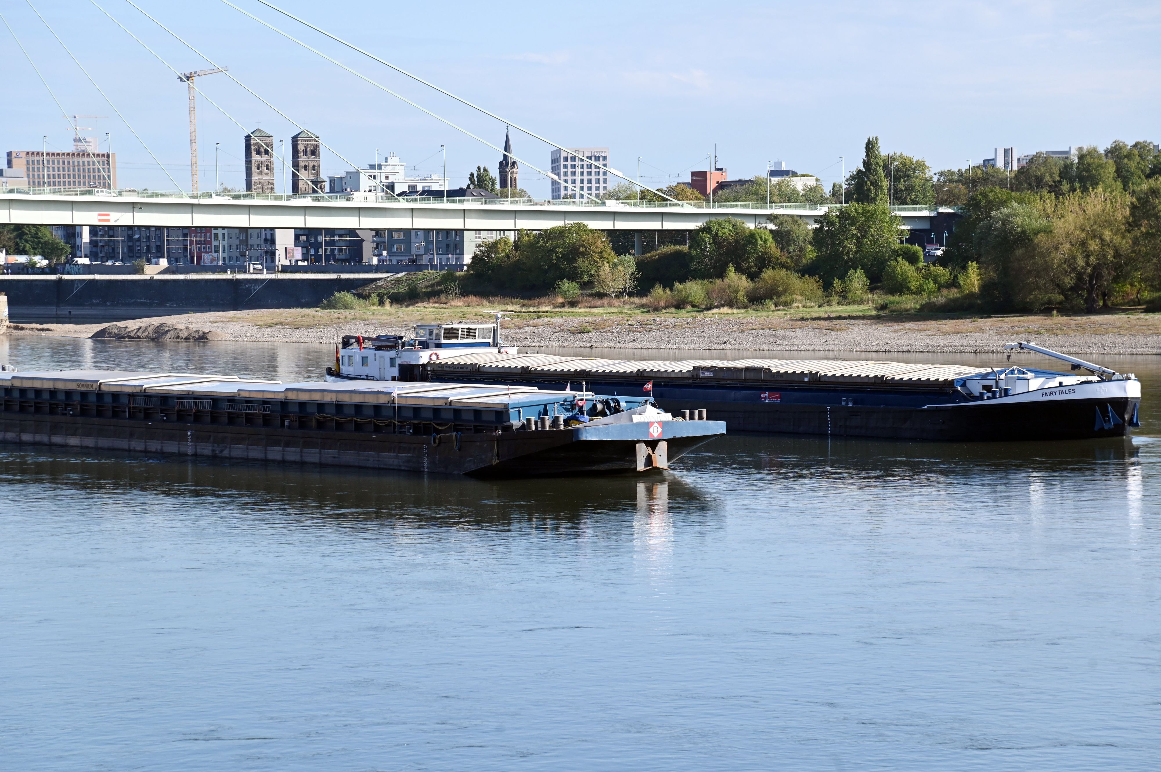 Zuletzt hatte sich am 11. September in Köln ein Frachter auf Höhe der Severinsbrücke festgefahren. Da lag der Pegelstand bei 65 Zentimetern.