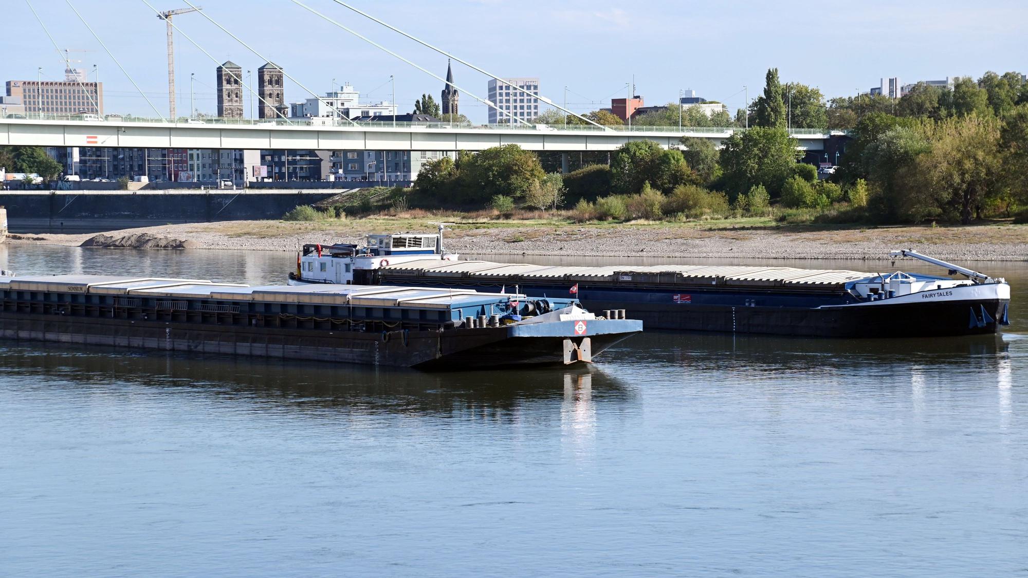 Zuletzt hatte sich am 11. September in Köln ein Frachter auf Höhe der Severinsbrücke festgefahren. Da lag der Pegelstand bei 65 Zentimetern.